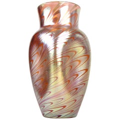Antique Lötz Witwe Glass Vase Decoration Phenomen Rosa Iridescent, Bohemia, circa 1902