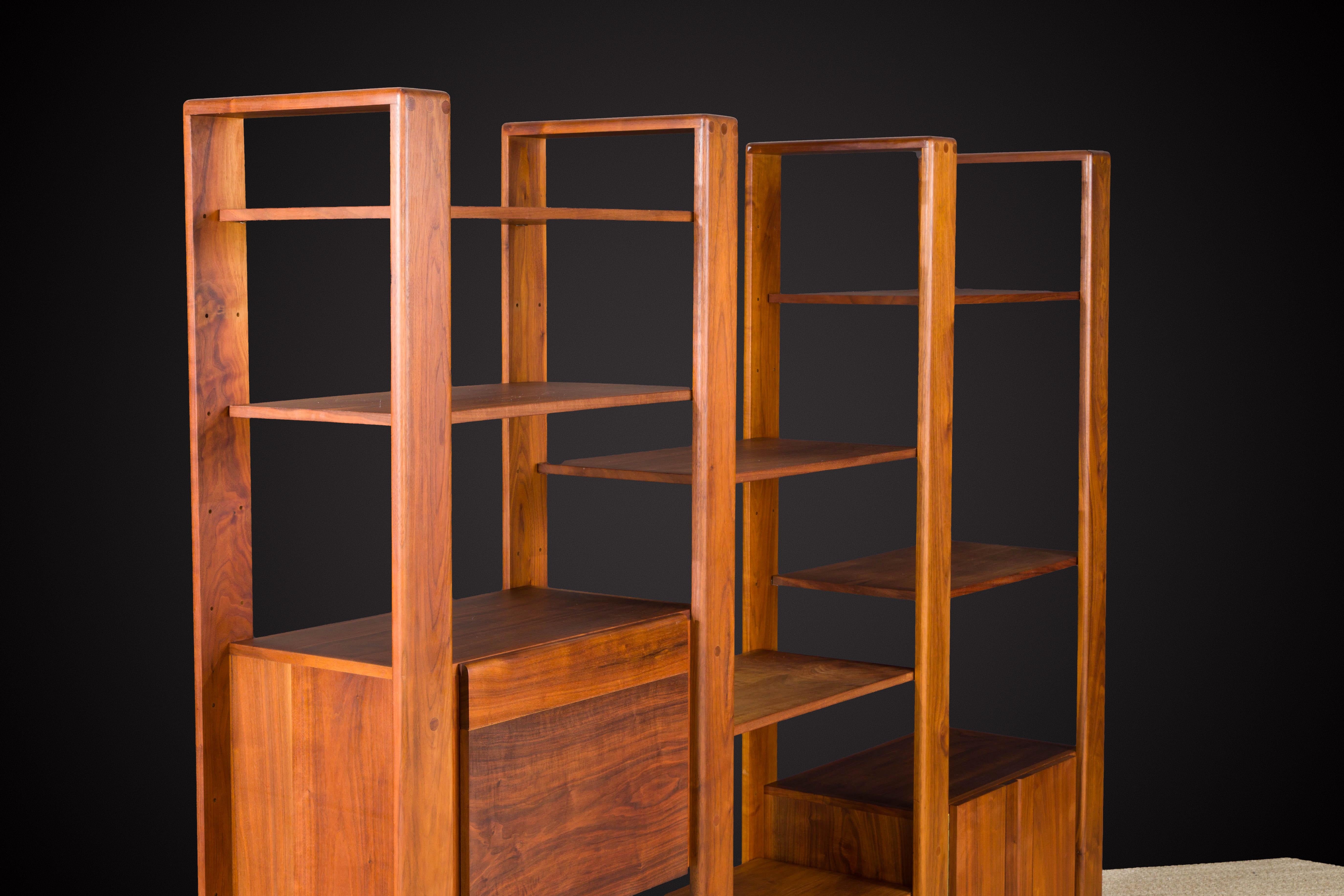Lou Hodges California Modern Modular Bookcase / Room Divider in Walnut, 1970s In Good Condition In Los Angeles, CA