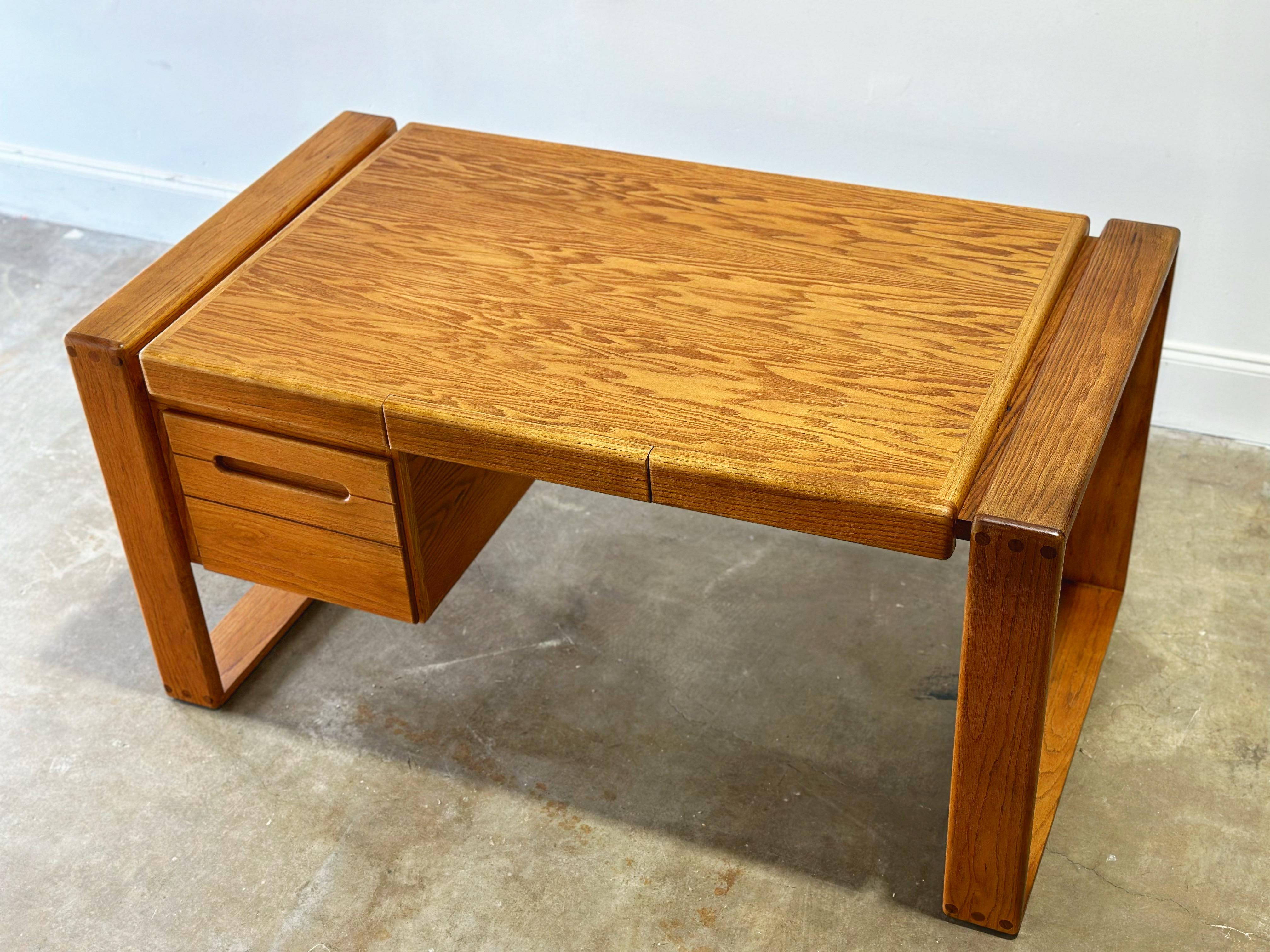Lou Hodges Desk, Solid Oak, California Design Group, Post Modern, circa 1980 In Good Condition In Decatur, GA