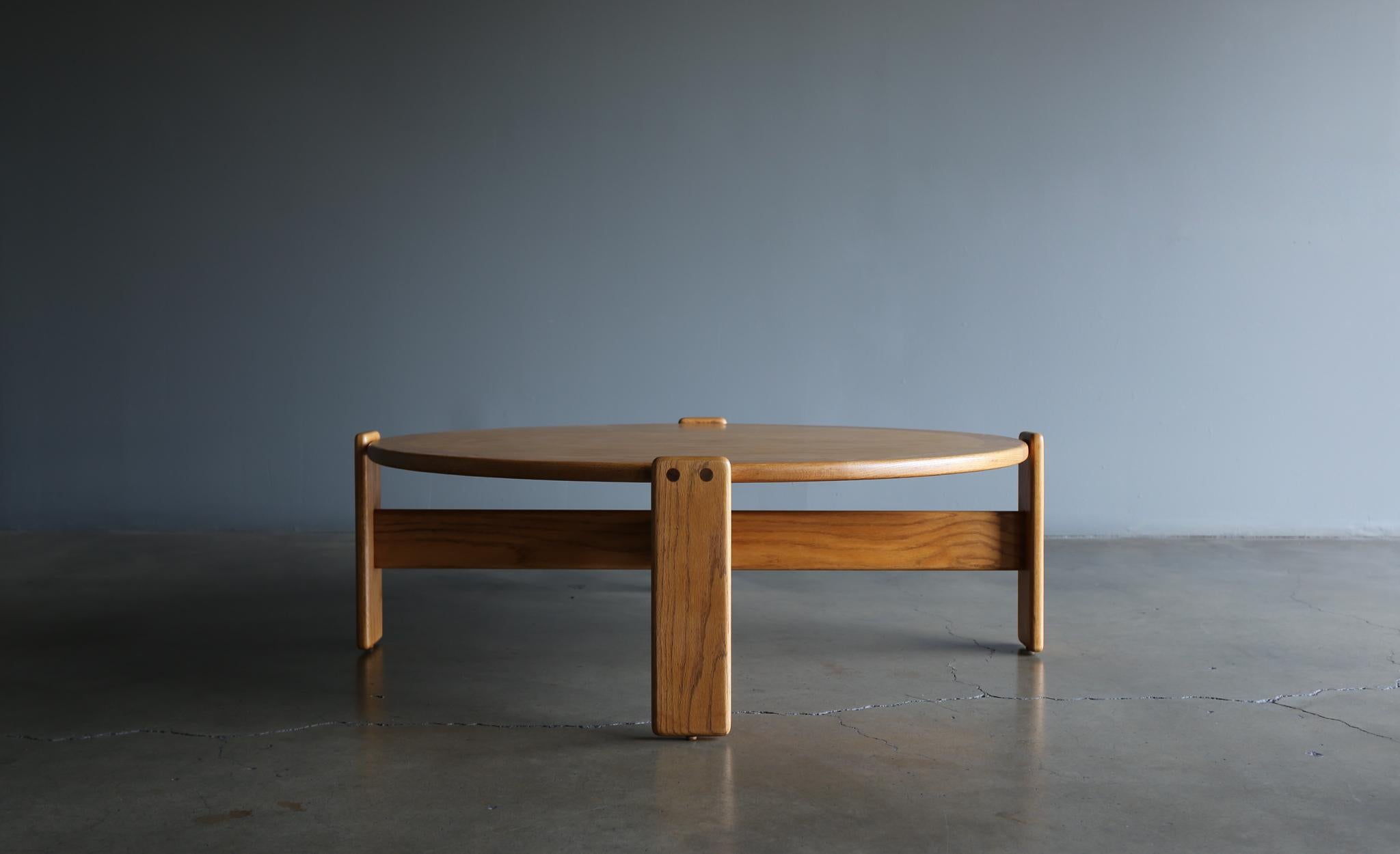 Lou Hodges Handcrafted Oak Coffee Table for California Design Group, 1980 In Good Condition In Costa Mesa, CA