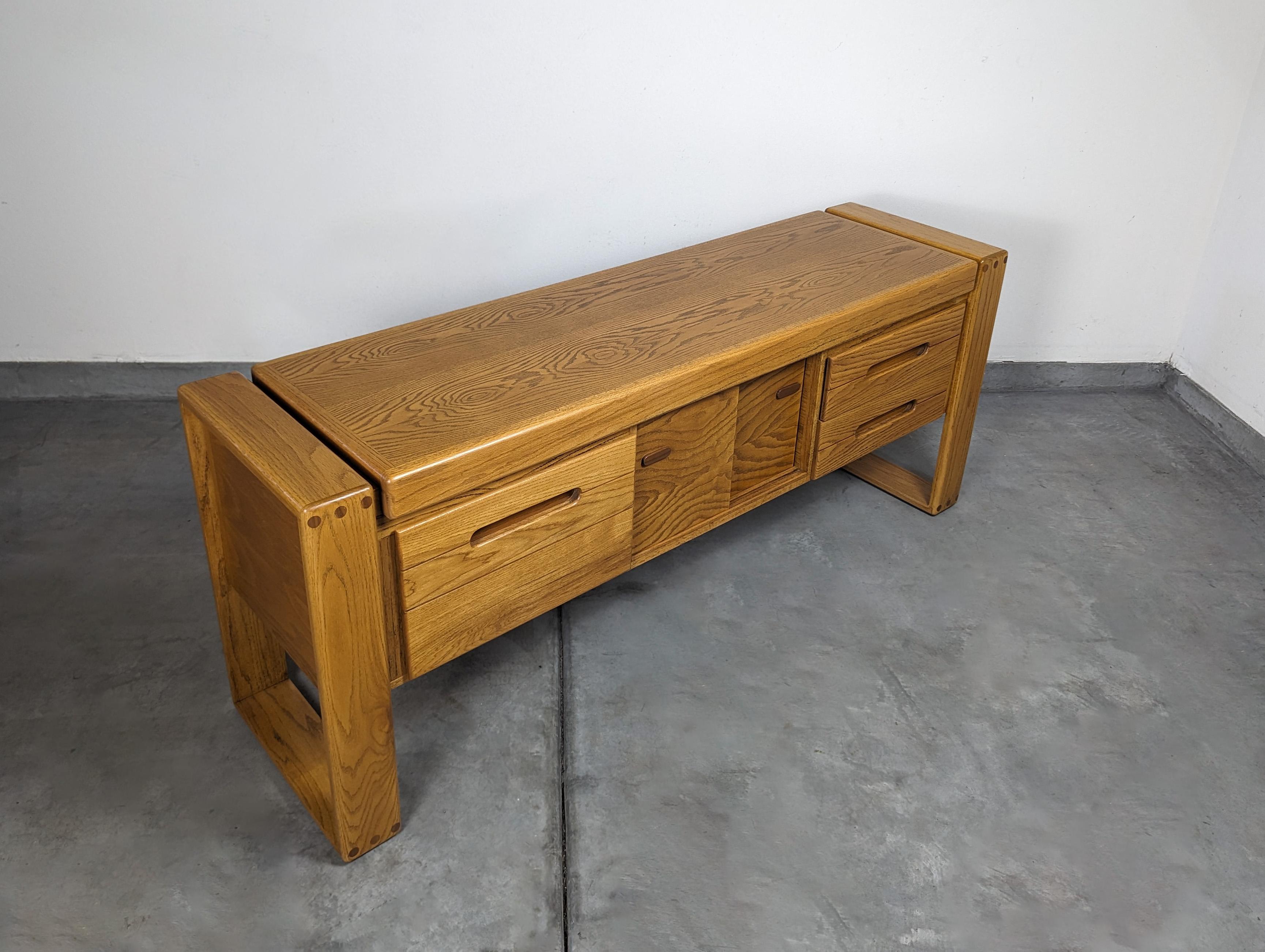 Lou Hodges Handcrafted Oak Credenza for California Design Group, c1980s In Excellent Condition For Sale In Chino Hills, CA