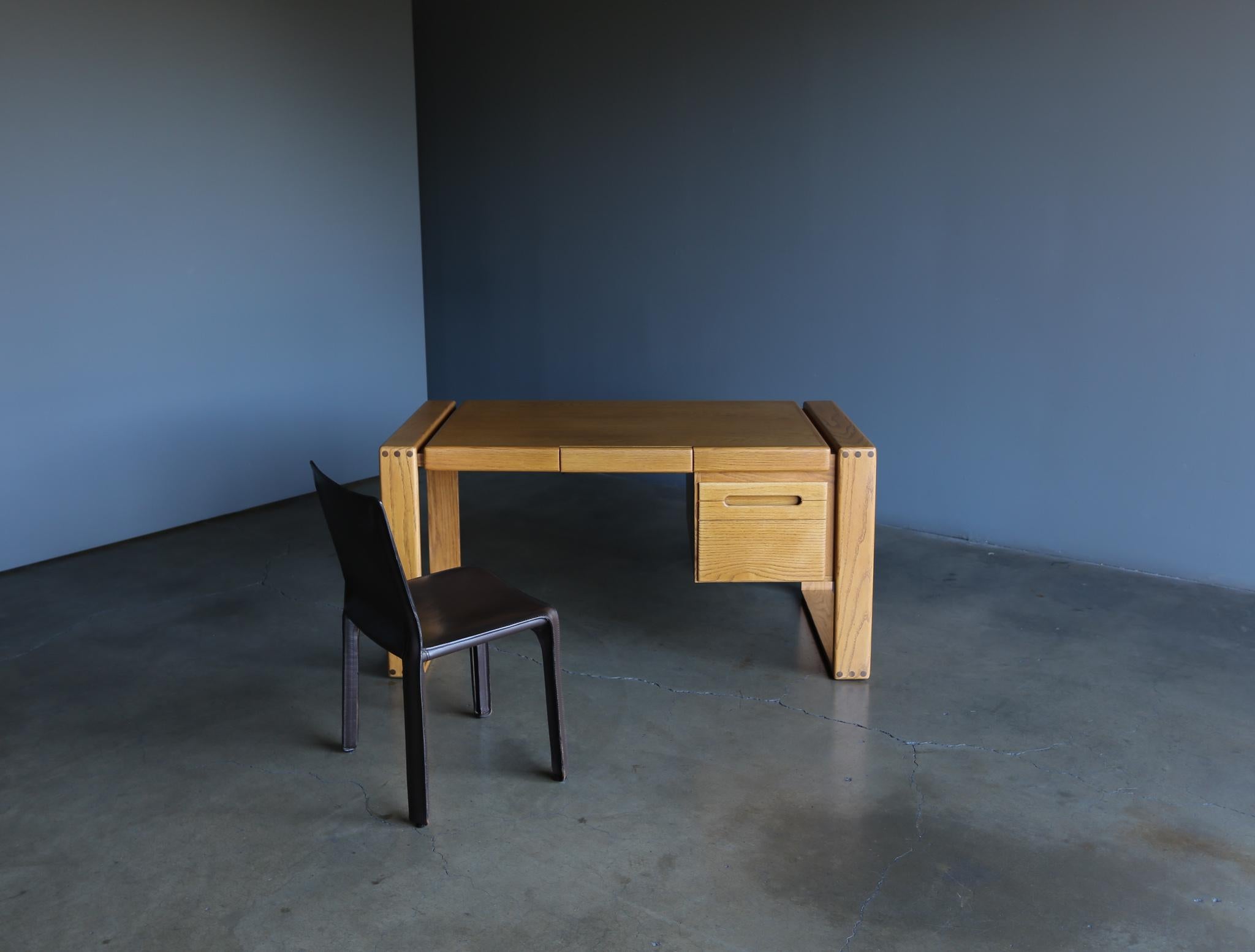 Lou Hodges Handcrafted Oak Desk for California Design Group, 1978 In Good Condition In Costa Mesa, CA