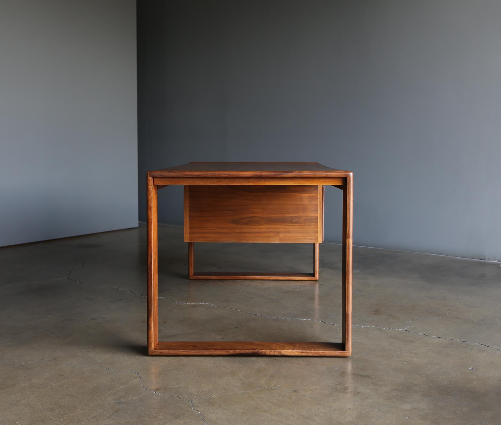 Lou Hodges Handcrafted Walnut Desk for California Design Group, 1979 In Good Condition In Costa Mesa, CA