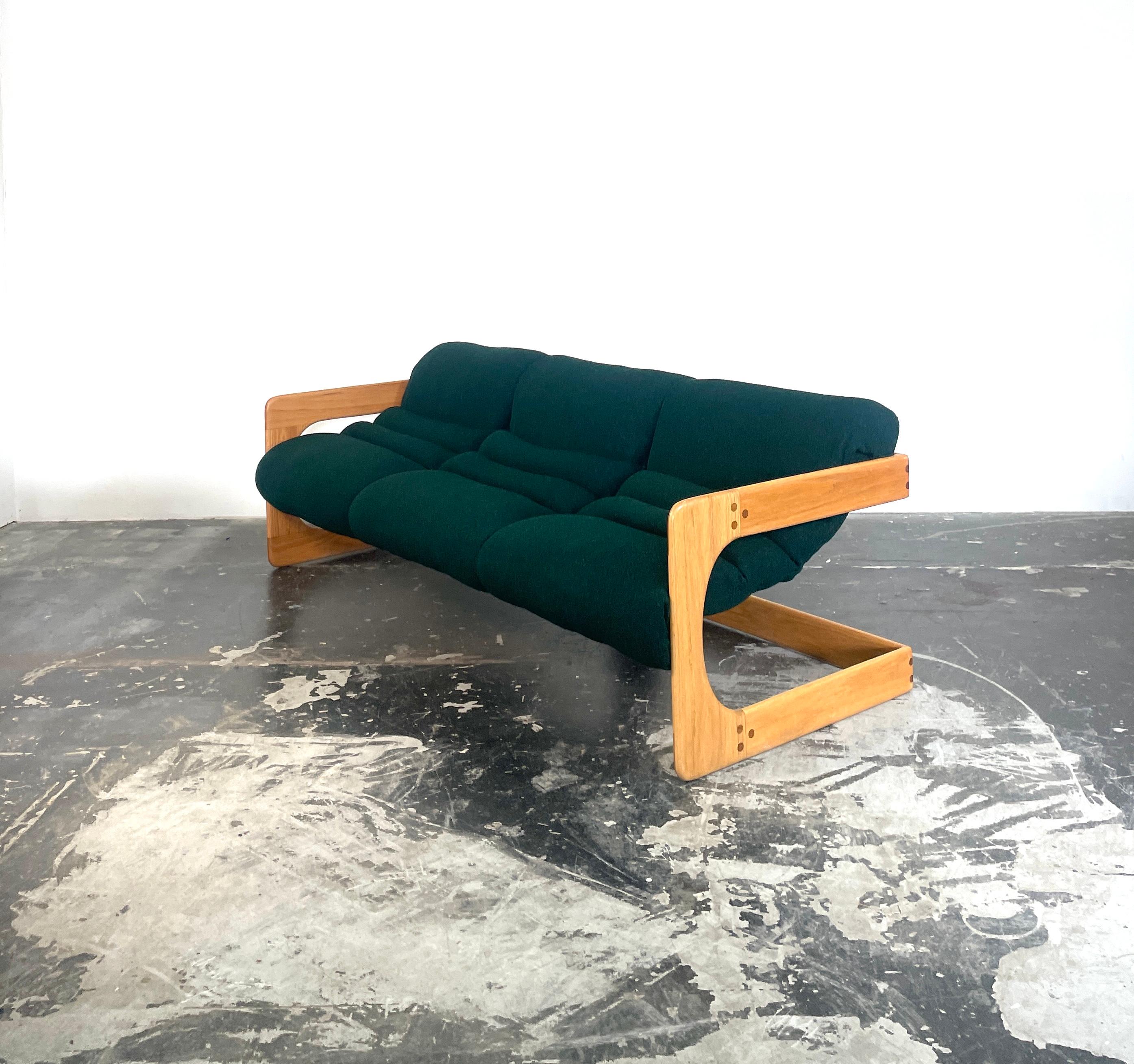 Dies ist ein wunderschönes modernes freitragendes Sofa, das von Lou Hodges für die California Design Group in den 1970er Jahren entworfen wurde. Wir haben den Rahmen komplett restauriert und in einen hervorragenden Zustand versetzt. Diese Couch hat
