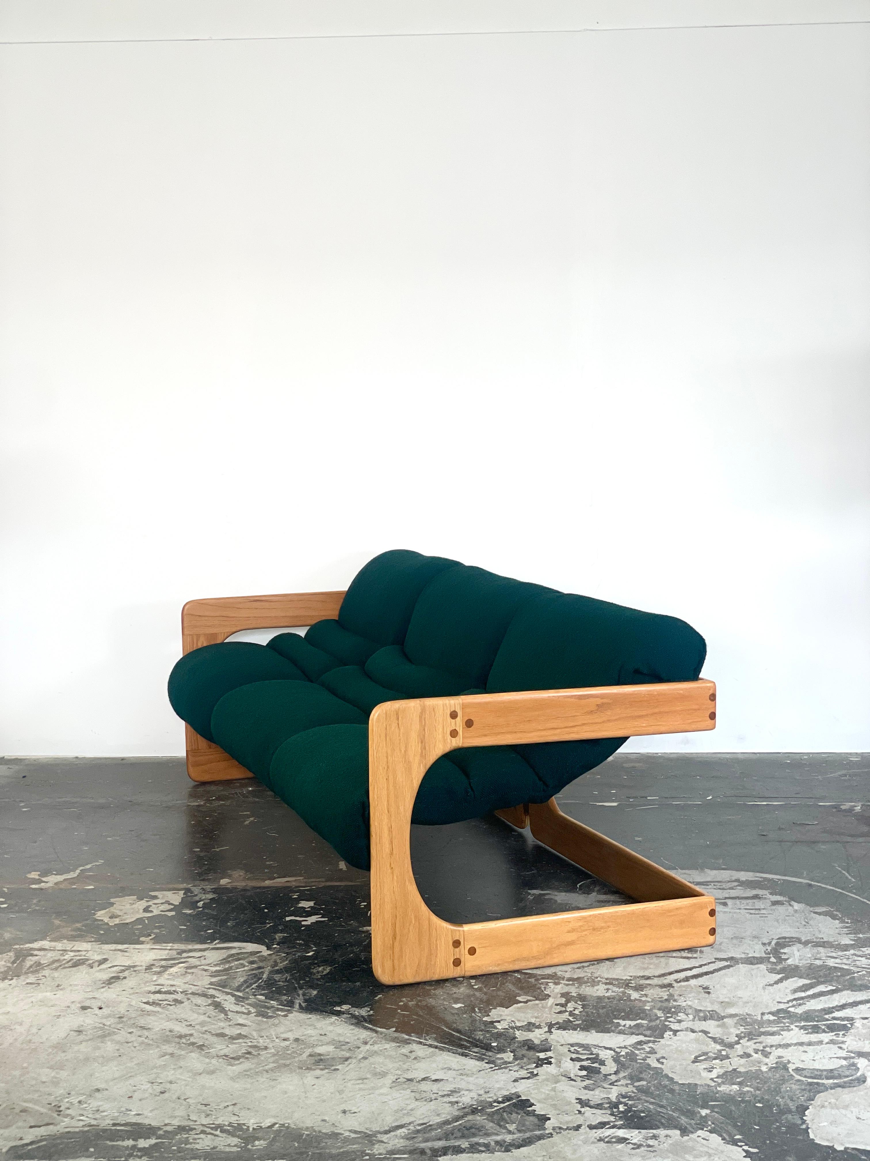Lou Hodges Sofa der California Design Group aus weißer Eiche (amerikanisch) im Angebot