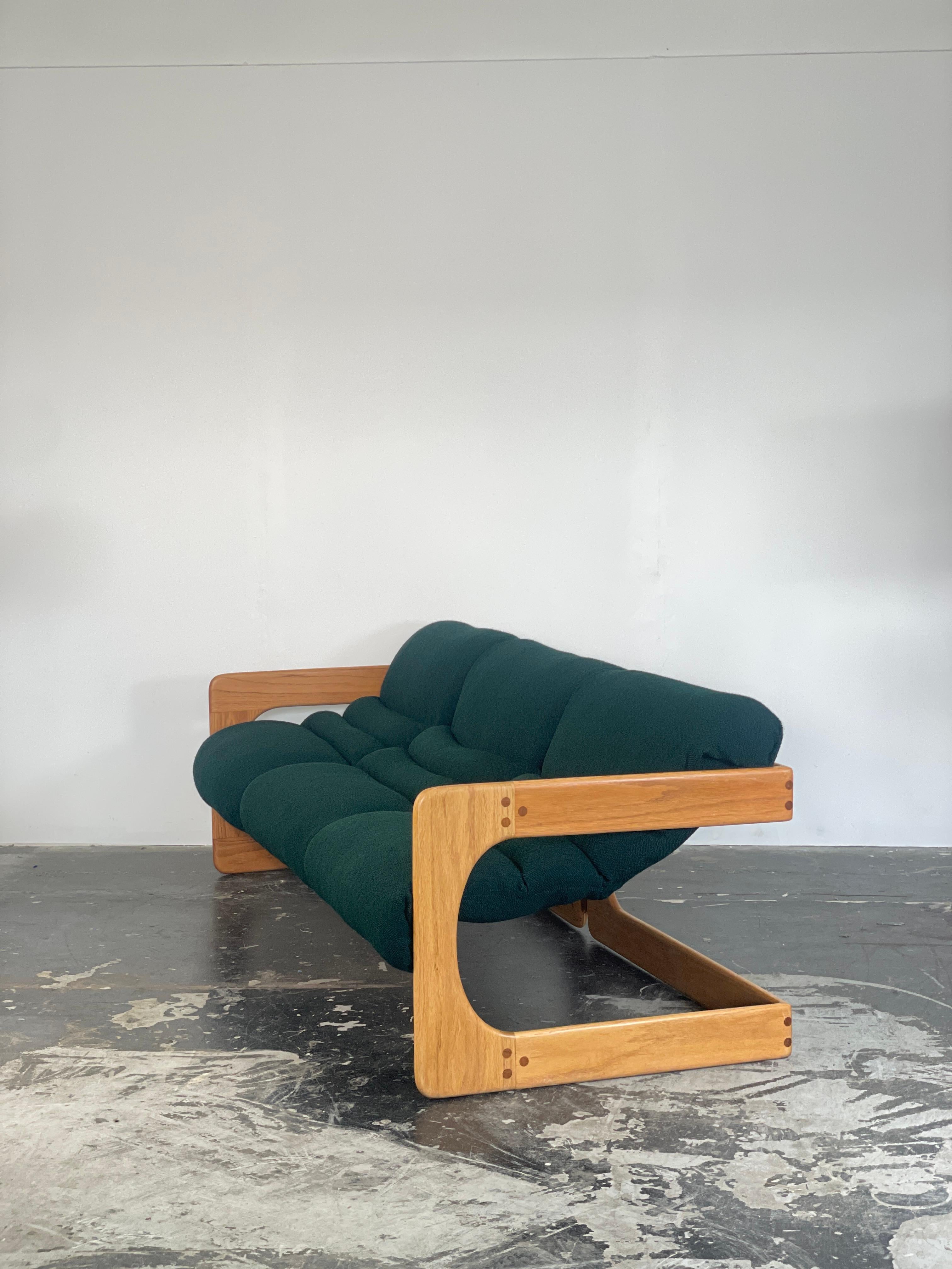 Lou Hodges Sofa der California Design Group aus weißer Eiche (Ende des 20. Jahrhunderts) im Angebot