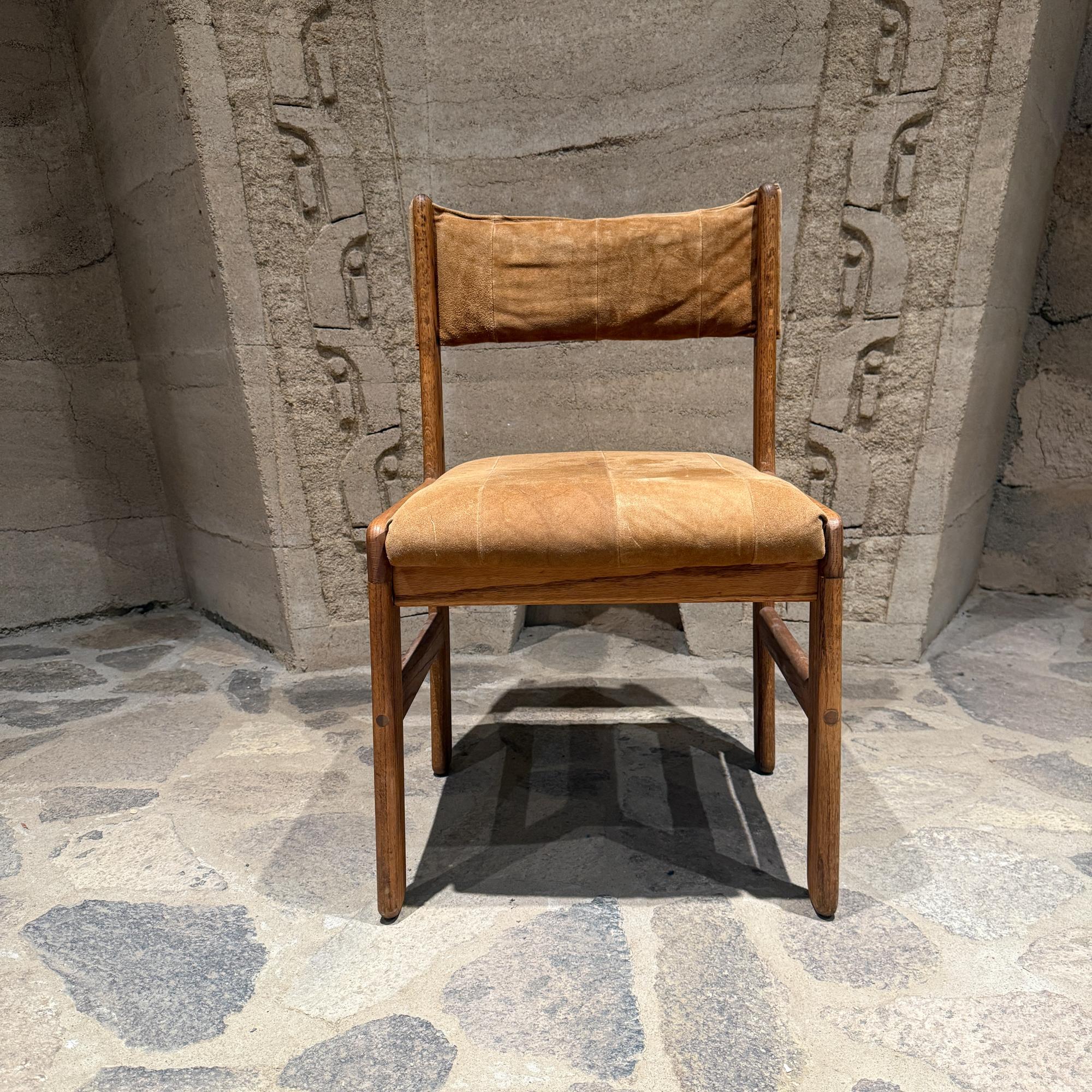 Pour votre considération, une chaise simple de style Lou Hodges en bois de chêne et en cuir de daim fauve. Non marqué. Période moderne du milieu du siècle. États-Unis vers les années 1960.

Dimensions : 32.5