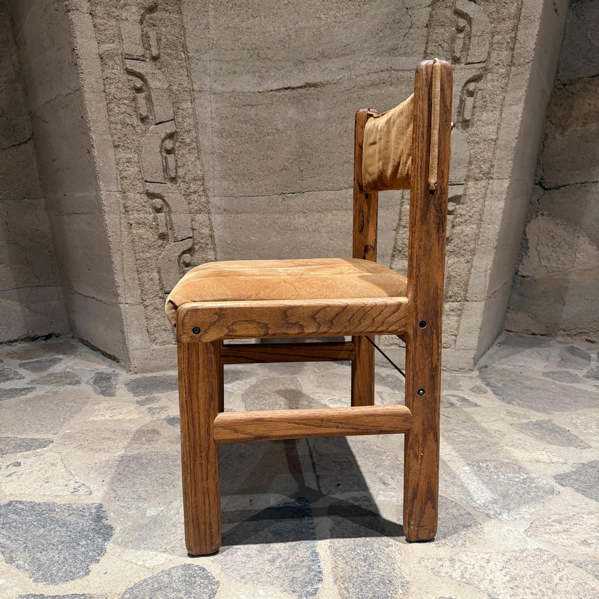 Américain Chaise simple Lou Hodges Oak Oak et cuir daim Tan Mid Century Modern en vente