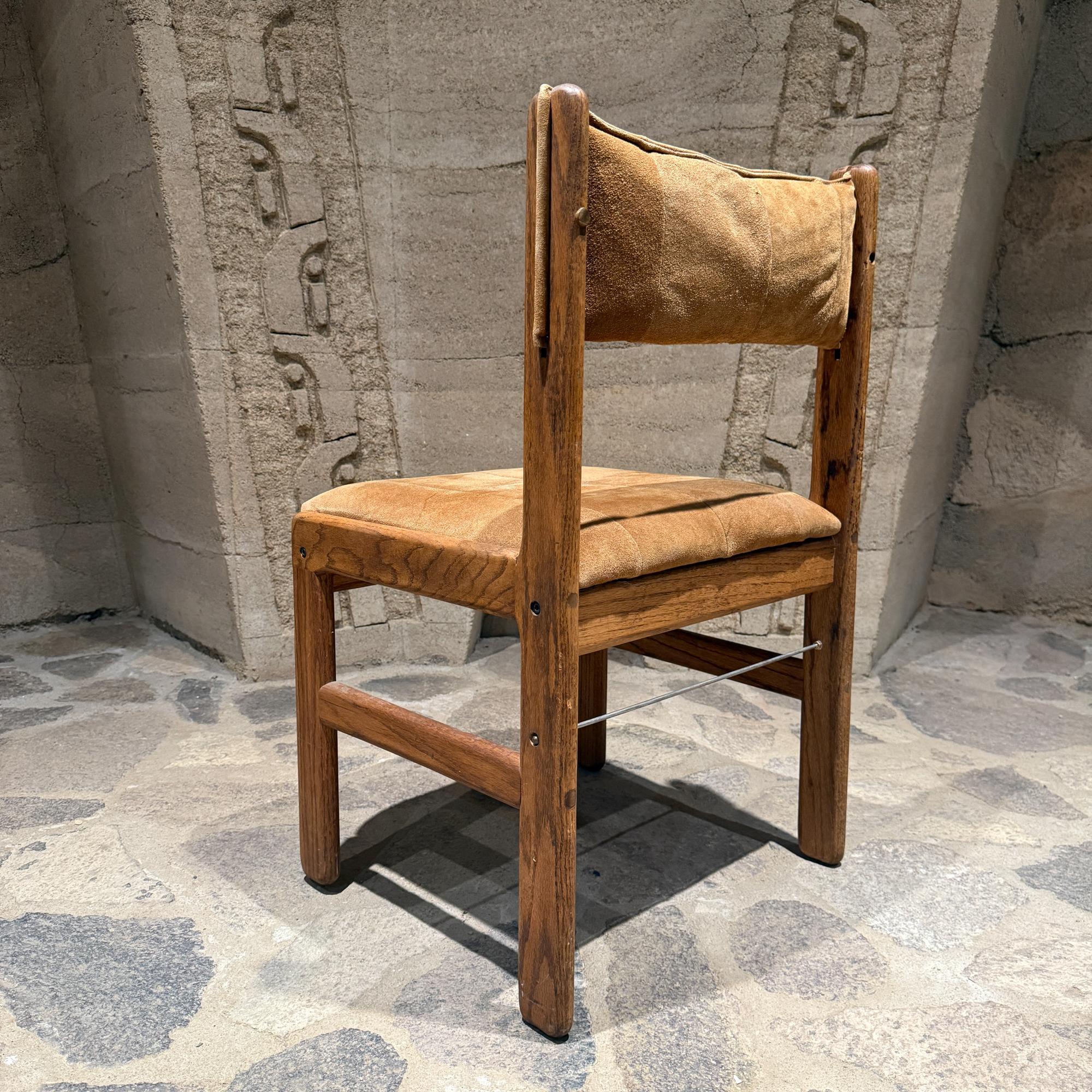 Patiné Chaise simple Lou Hodges Oak Oak et cuir daim Tan Mid Century Modern en vente