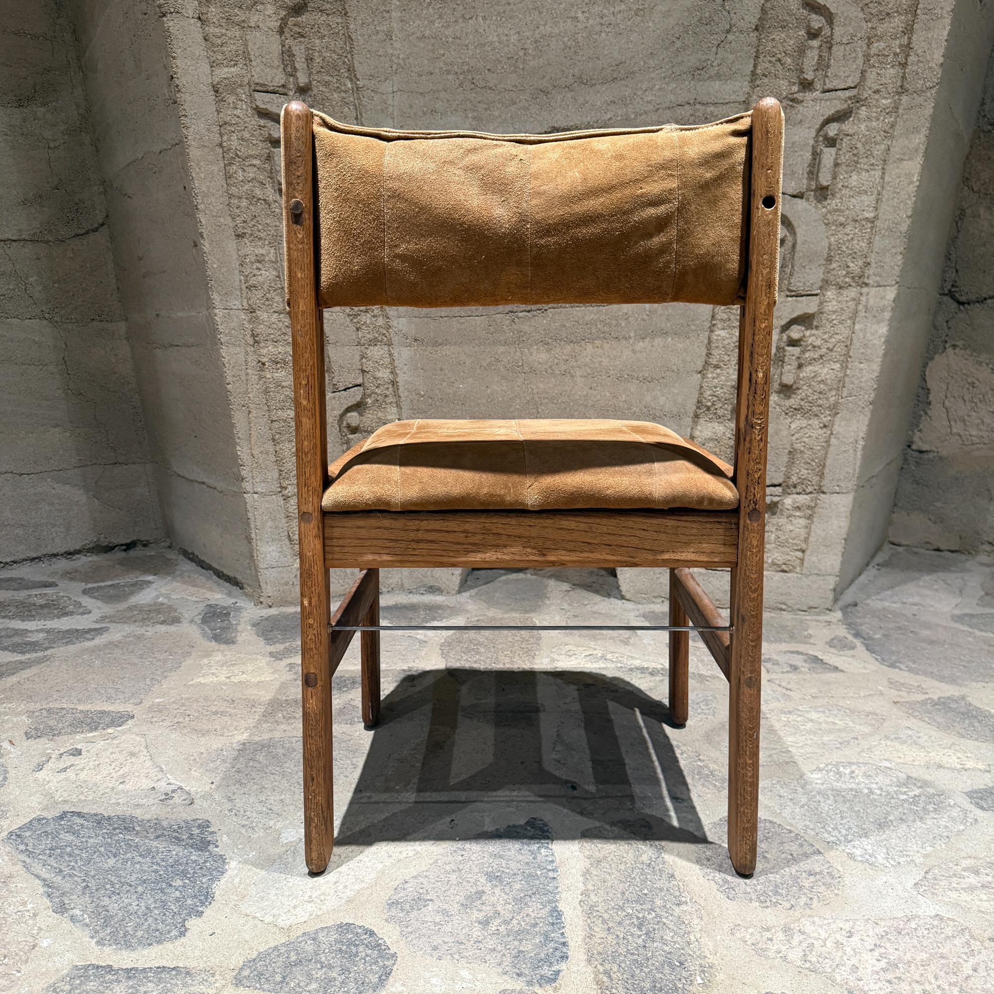 Milieu du XXe siècle Chaise simple Lou Hodges Oak Oak et cuir daim Tan Mid Century Modern en vente