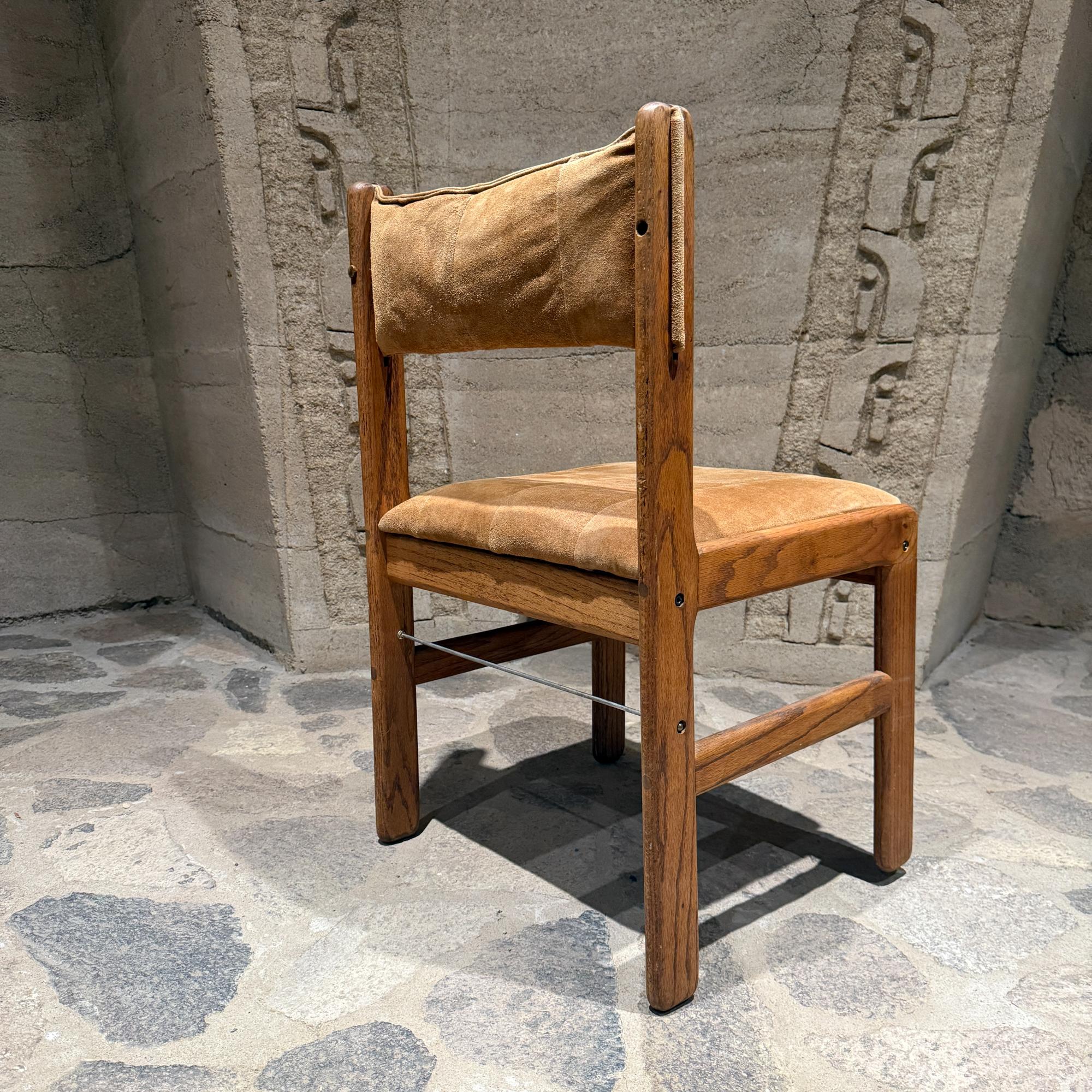 Daim Chaise simple Lou Hodges Oak Oak et cuir daim Tan Mid Century Modern en vente