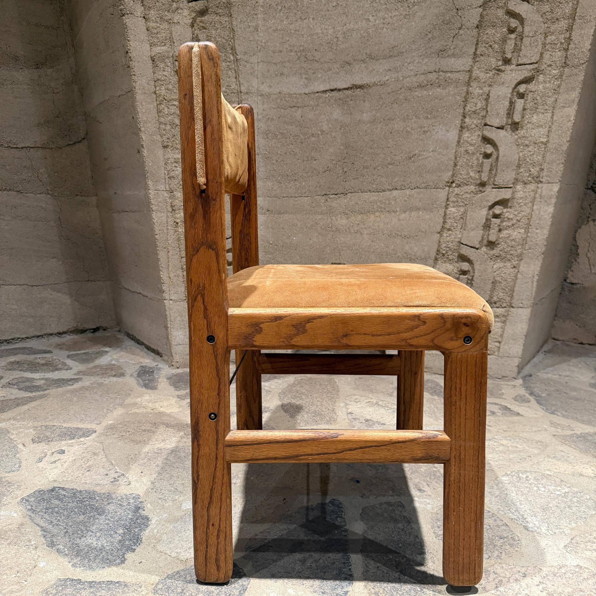 Chaise simple Lou Hodges Oak Oak et cuir daim Tan Mid Century Modern en vente 1