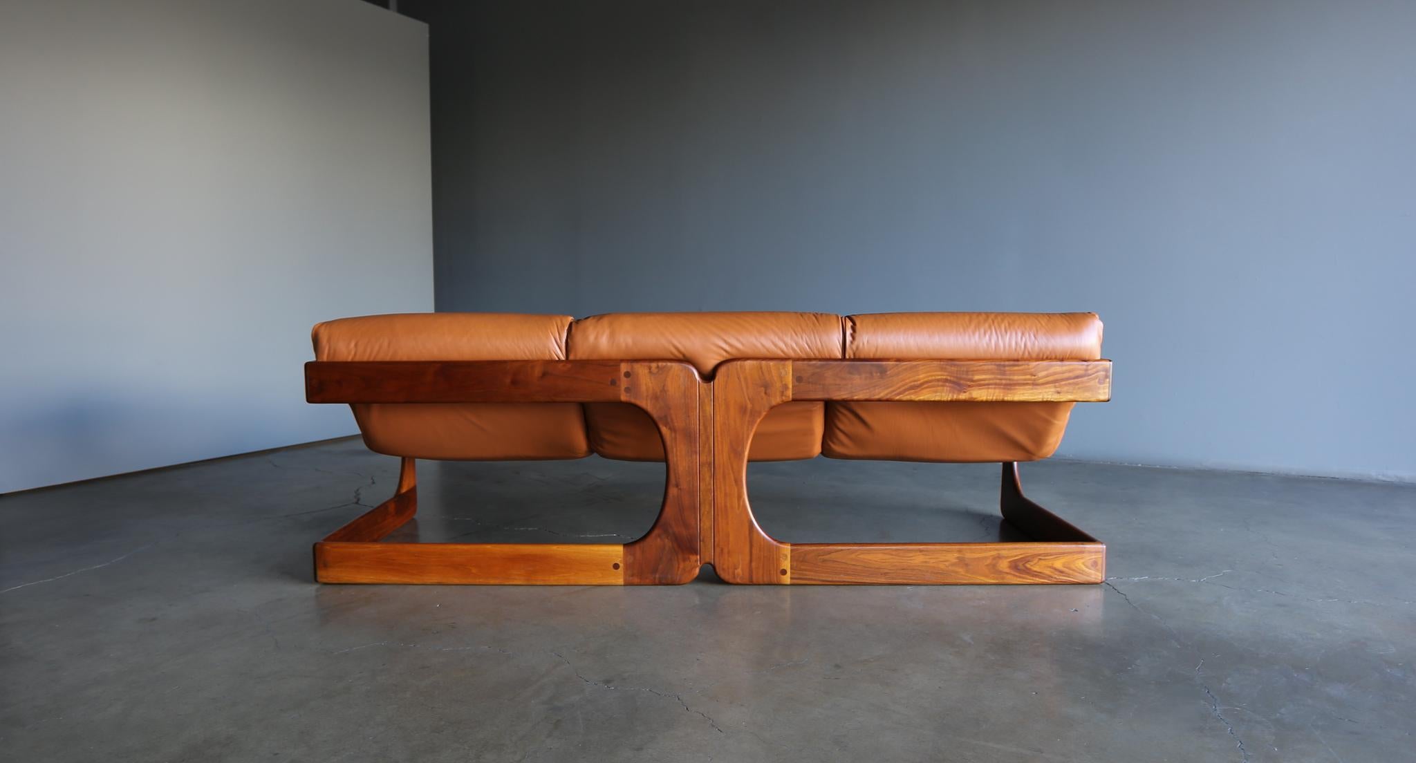 Lou Hodges Walnut & Leather Sofa for California Design Group, 1970s In Good Condition In Costa Mesa, CA