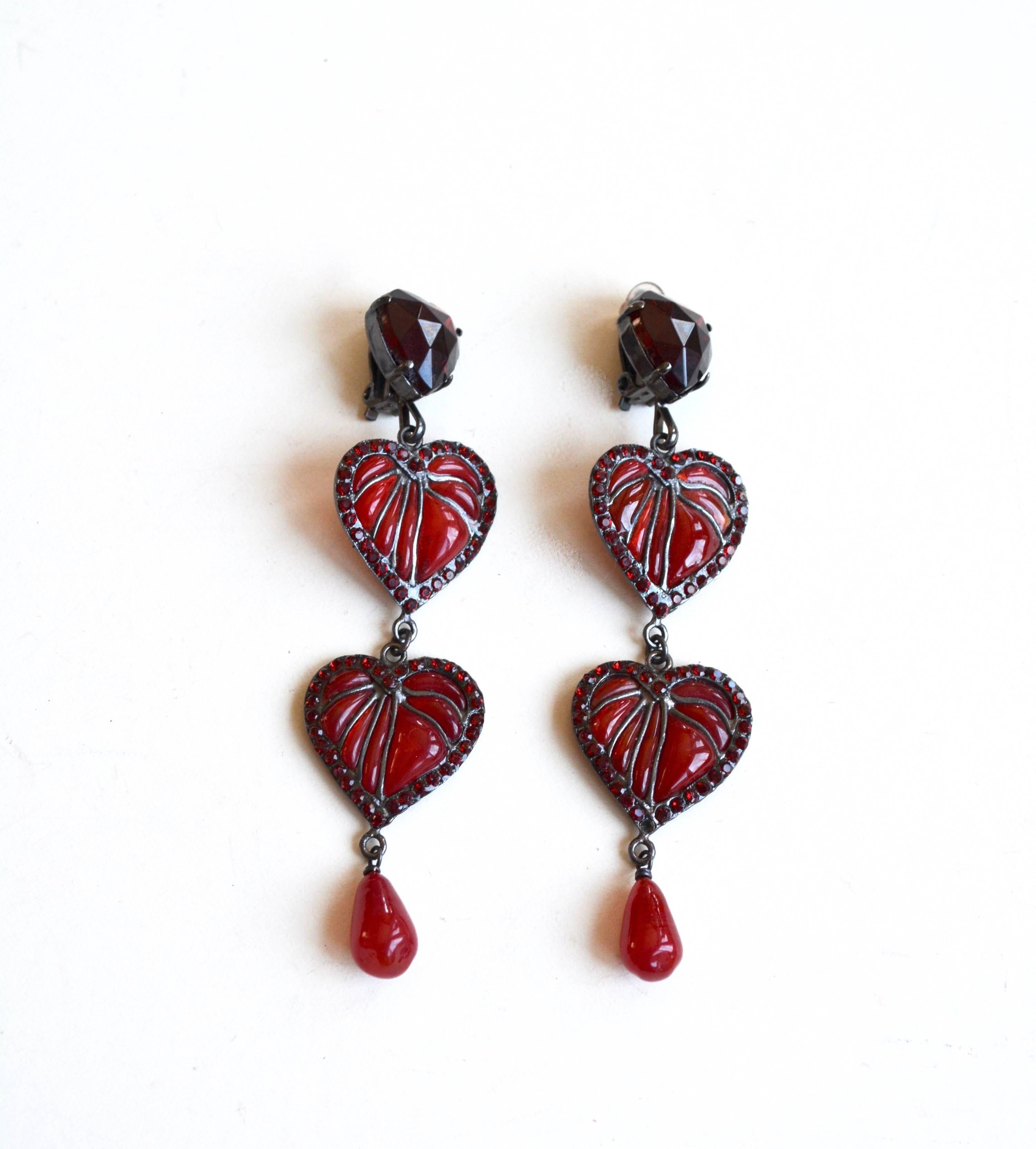 Lou Lou de la Falaise red Gripoix glass heart earrings, 1980s In Excellent Condition For Sale In Litchfield County, CT