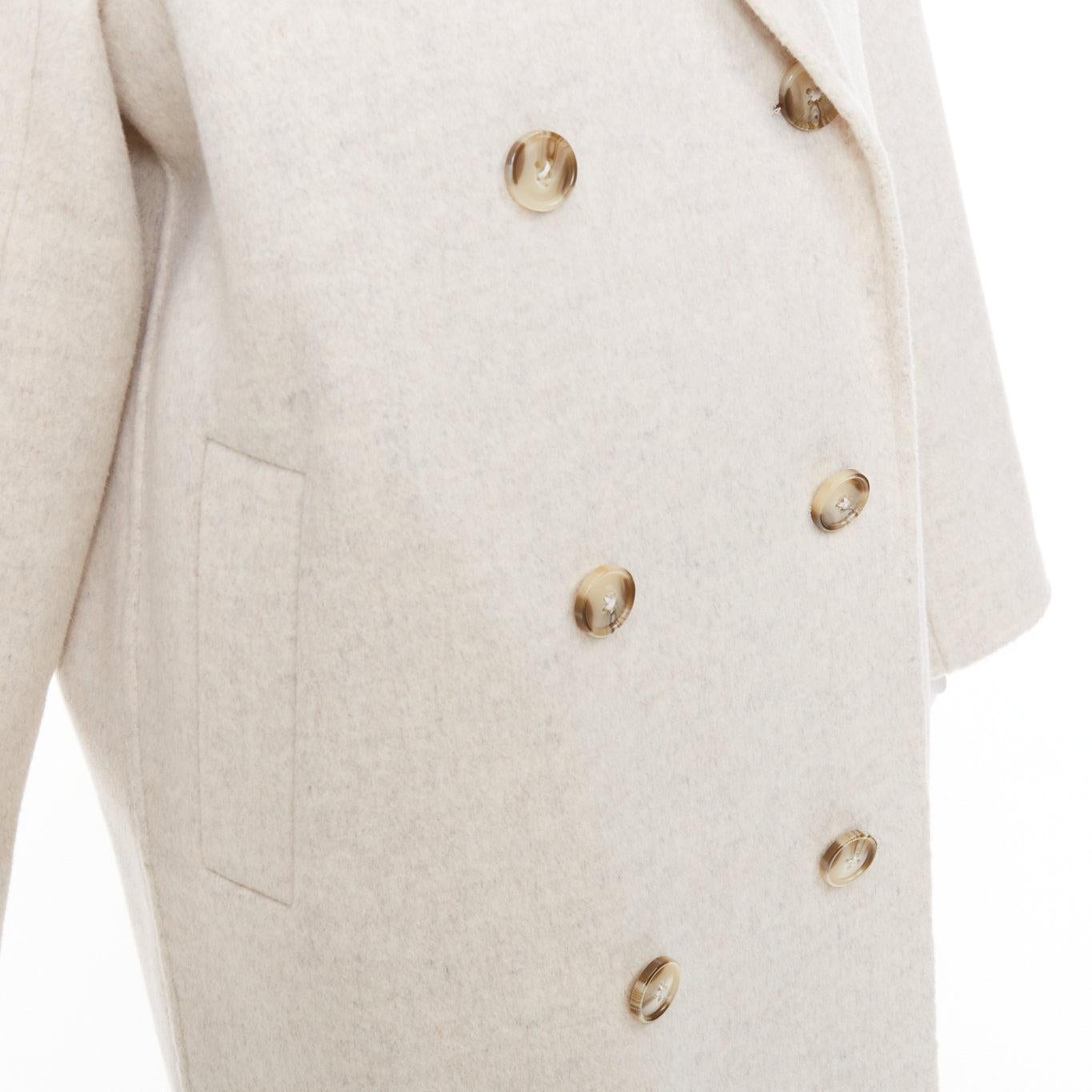 LOU LOU STUDIO Borneo cappotto lungo doppiopetto in lana e cashmere grigio chiaro XS
Riferimento: LAYU/A00099
Marchio: Studio Lou Lou
Model: Borneo
Materiale: Lana, Cachemire
Colore: Grigio
Modello: Tinta unita
Chiusura: bottone
Dettagli extra: Un
