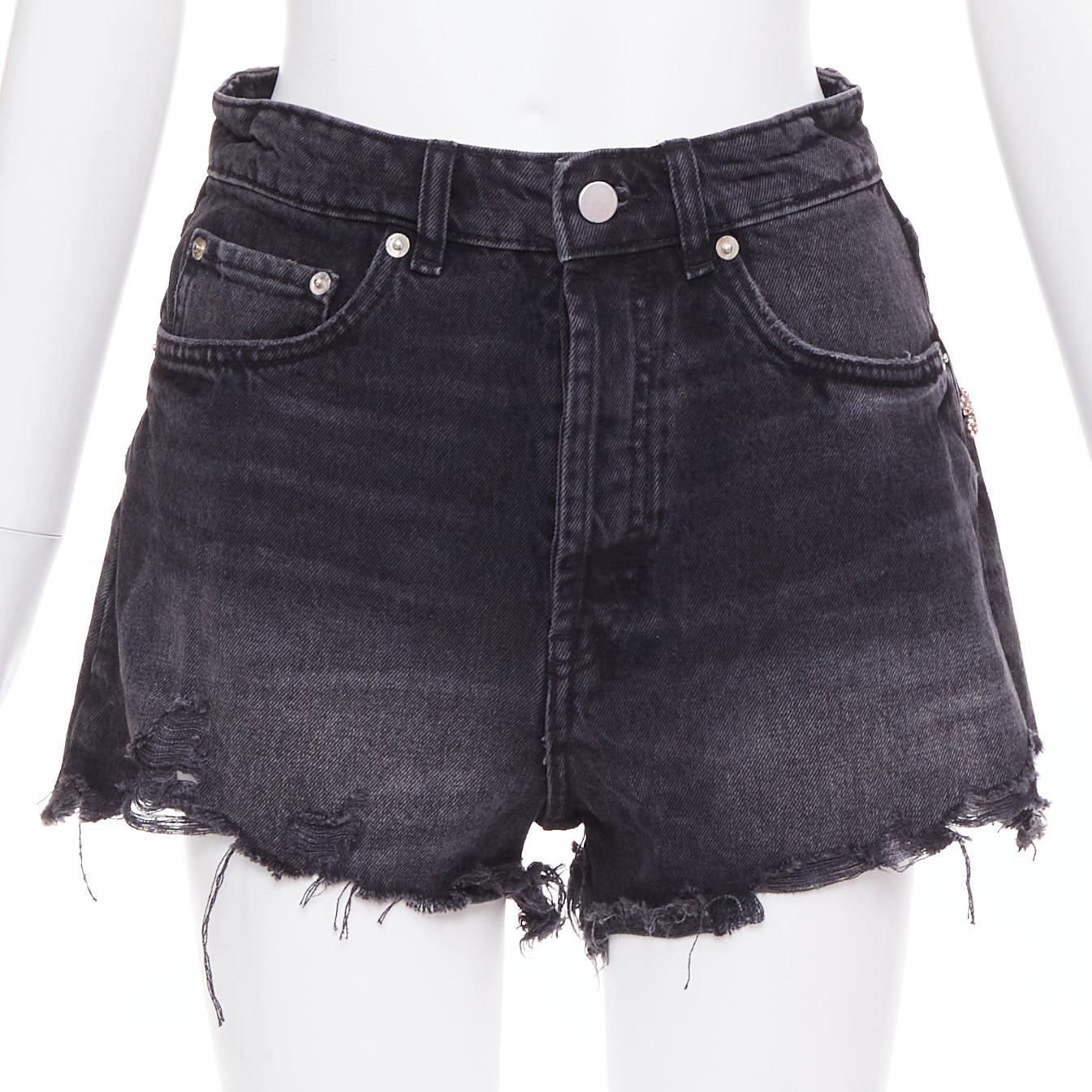 LOU LOU Studio vaquero gris lavado rosa estrellas de cristal plateado adornado shorts S
Referencia: AAWC/A01563
Marca: Lou Lou Studio
Material: Algodón
Color: Gris, Rosa
Patrón: Sólido
Cierre: Bragueta con botón
Detalles adicionales: Pantalón