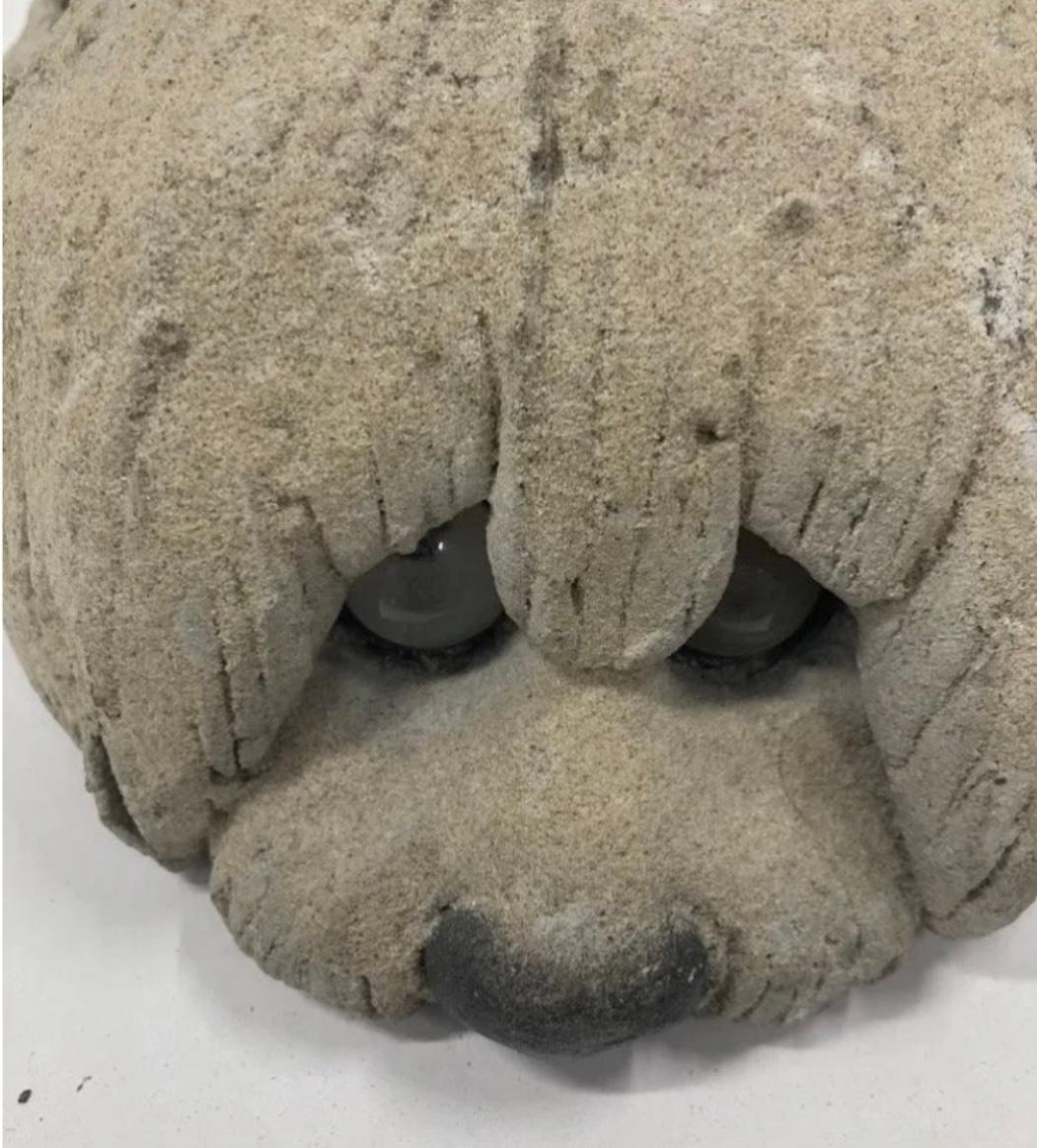 Es handelt sich um eine Betonskulptur von Lou Rankin, die einen Hund darstellt, der sich hinlegt. In gutem Zustand.