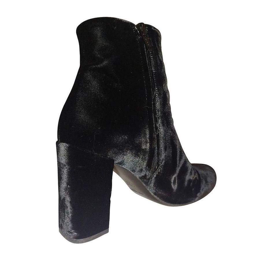 Velvet Black color Zip closure Total height cm 21 (8.26 inches) Heel height cm 9 (3.54 inches) Presence of little signs on the heels see pictures
