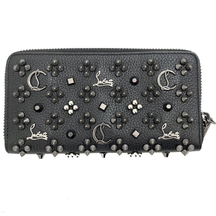 Refined and original! The CHRISTIAN LOUBOUTIN wallet, Panettone model, is in black grained calfskin decorated with spikes, the logo and the brand in silver metal and ruthenium.
The interior in red leather (emblematic color of the brand) is composed