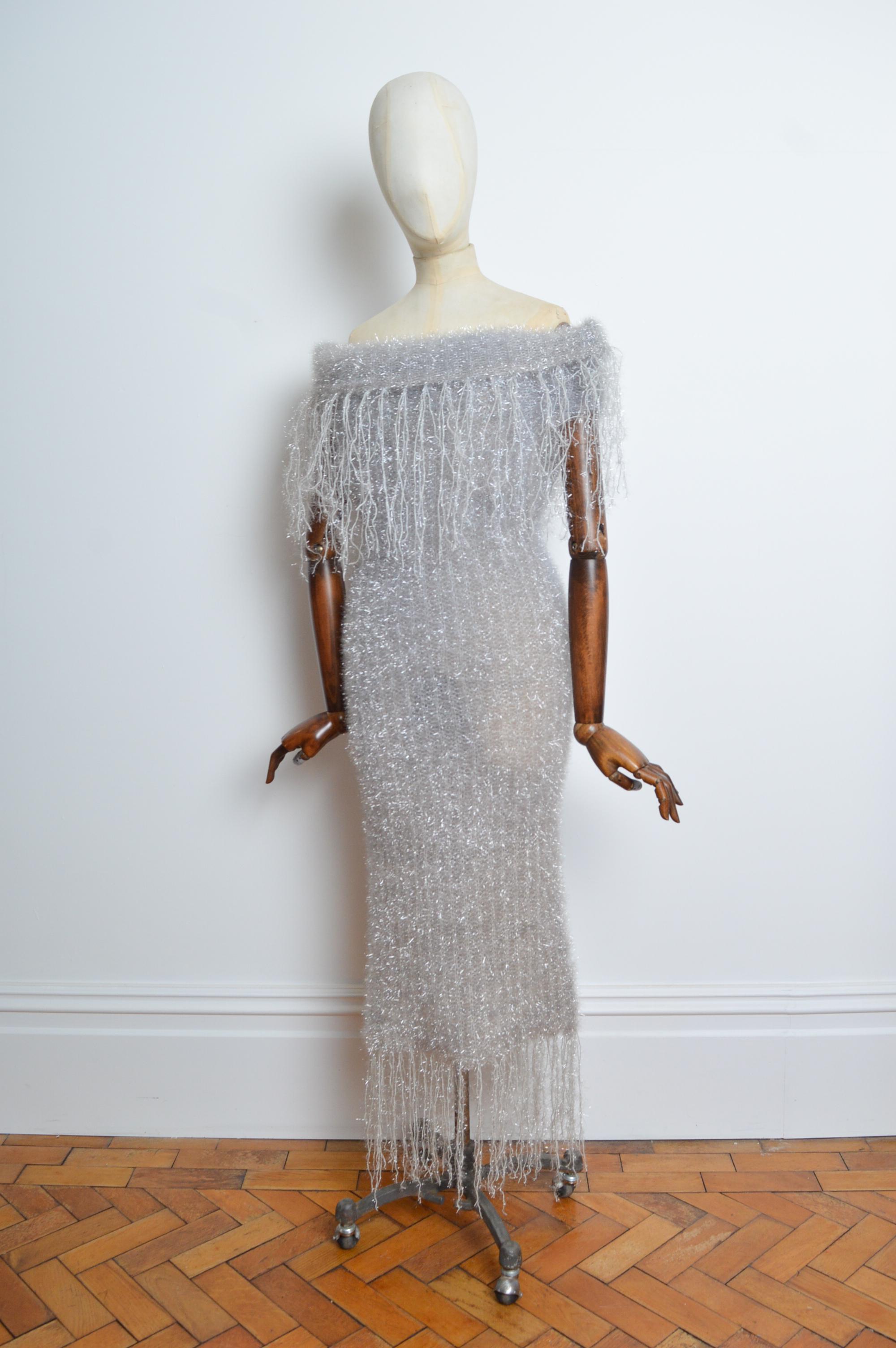 Vestito da sera sgargiante anni '90 con brillantini argentati 
Taglia; Taglia unica (elastica) UK 6 - 10. 
Le misure sono indicate in pollici ('')
Da fossa a fossa; 17'' - 21'' 
Dalla nuca all'orlo: 50'' ca.
Vita: 28'' - 34''
Condizioni;