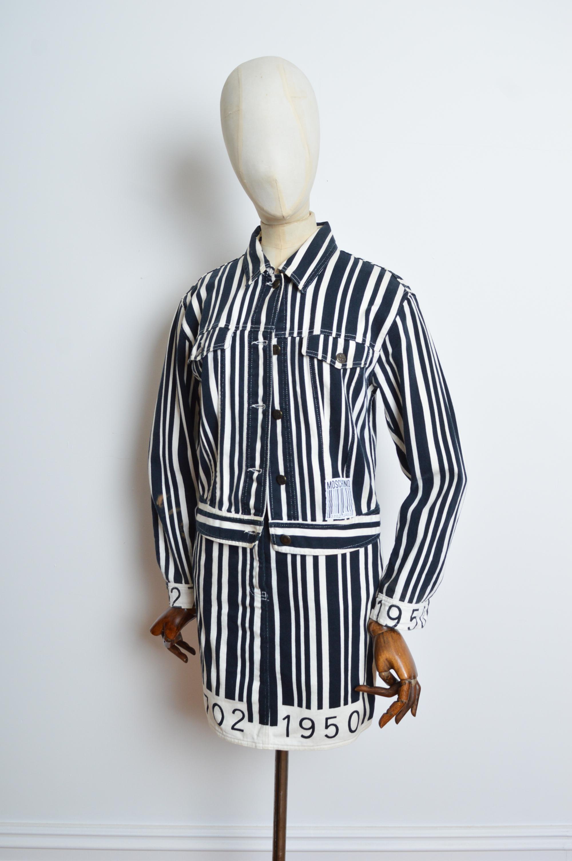 Loud Archival MOSCHINO Gestreifte Jacke und Bleistiftrock mit Barcode
Ein extravagant schickes Exemplar von Franco Moschino aus den 1990er Jahren. Bestehend aus einer Jeansjacke mit passendem, hochtailliertem Minirock. 
Merkmale; 
Jacke - Zentrale