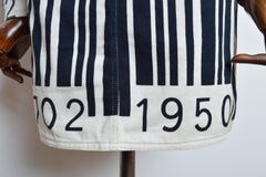 Set giacca e gonna in denim con codice a barre di Moschino, anni '90, in archivio.