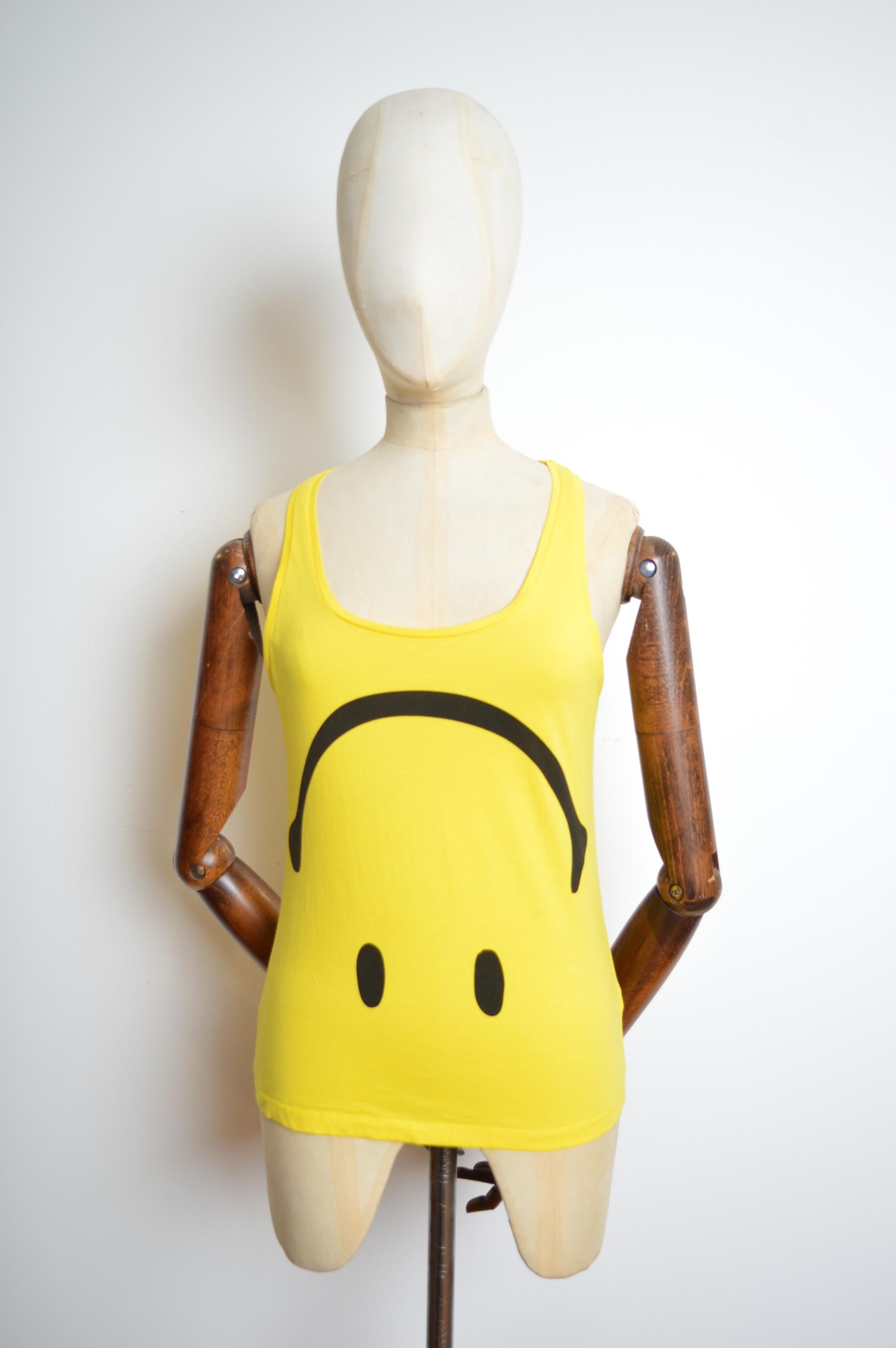 Loud & Fun 2000's Smiley Face Tank-Top von Moschino mit umgedrehtem Slogan auf der Vorderseite, Rundhalsausschnitt und einfarbiger Rückseite mit 'Moschino'-Stempel.
Grube zu Grube; 15,5