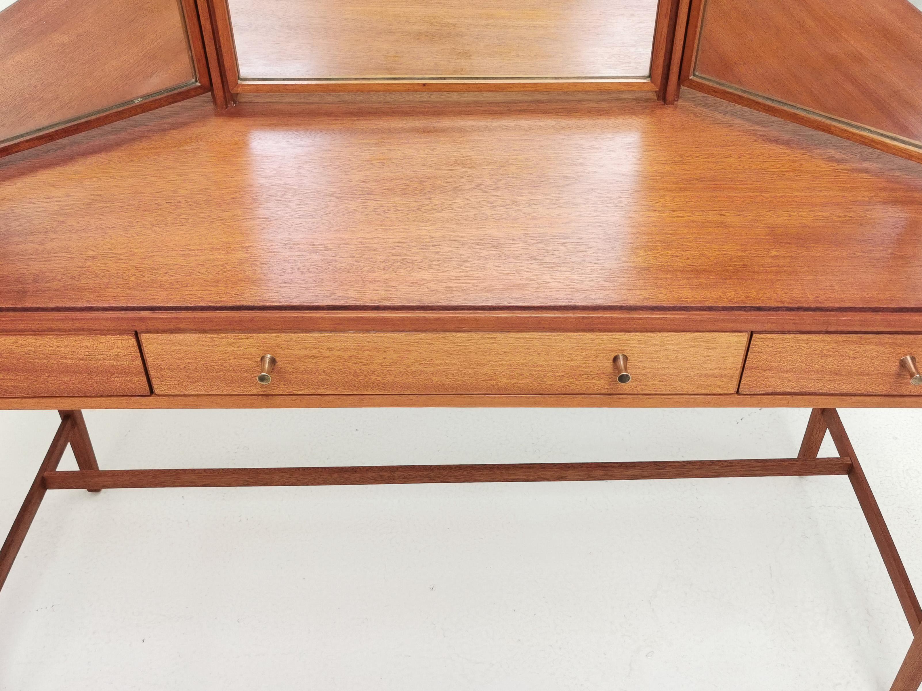 Teak dressing table 

Teak dressing table manufactured by high-quality furniture manufacturer Loughborough and made for Heals London.

Three drawers with trumpet-shaped brass pulls. Drawers are dovetailed, solid and run as precisely as they