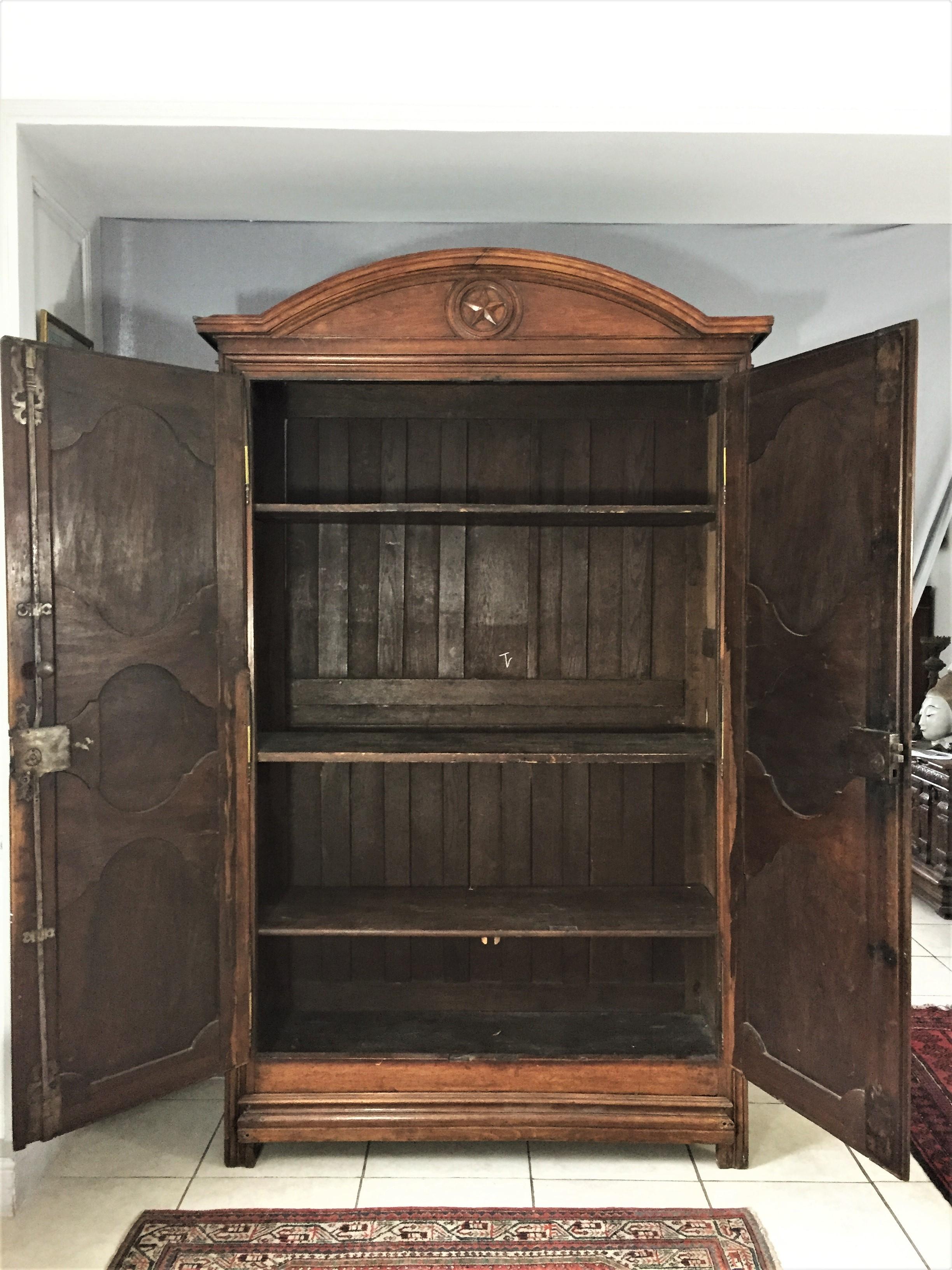Baroque Louis XIV Parisian Wardrobe in Walnut - end of the 17th early 18th - France For Sale