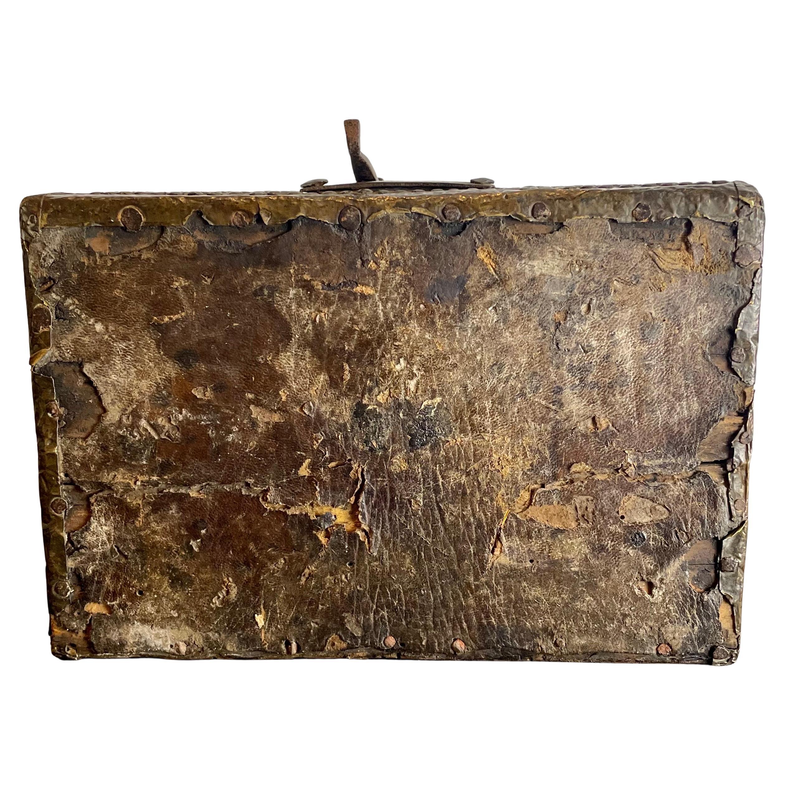 French Louis XIV Messenger Box in Leather Wrapped Wood - France - 17th 18th For Sale 4