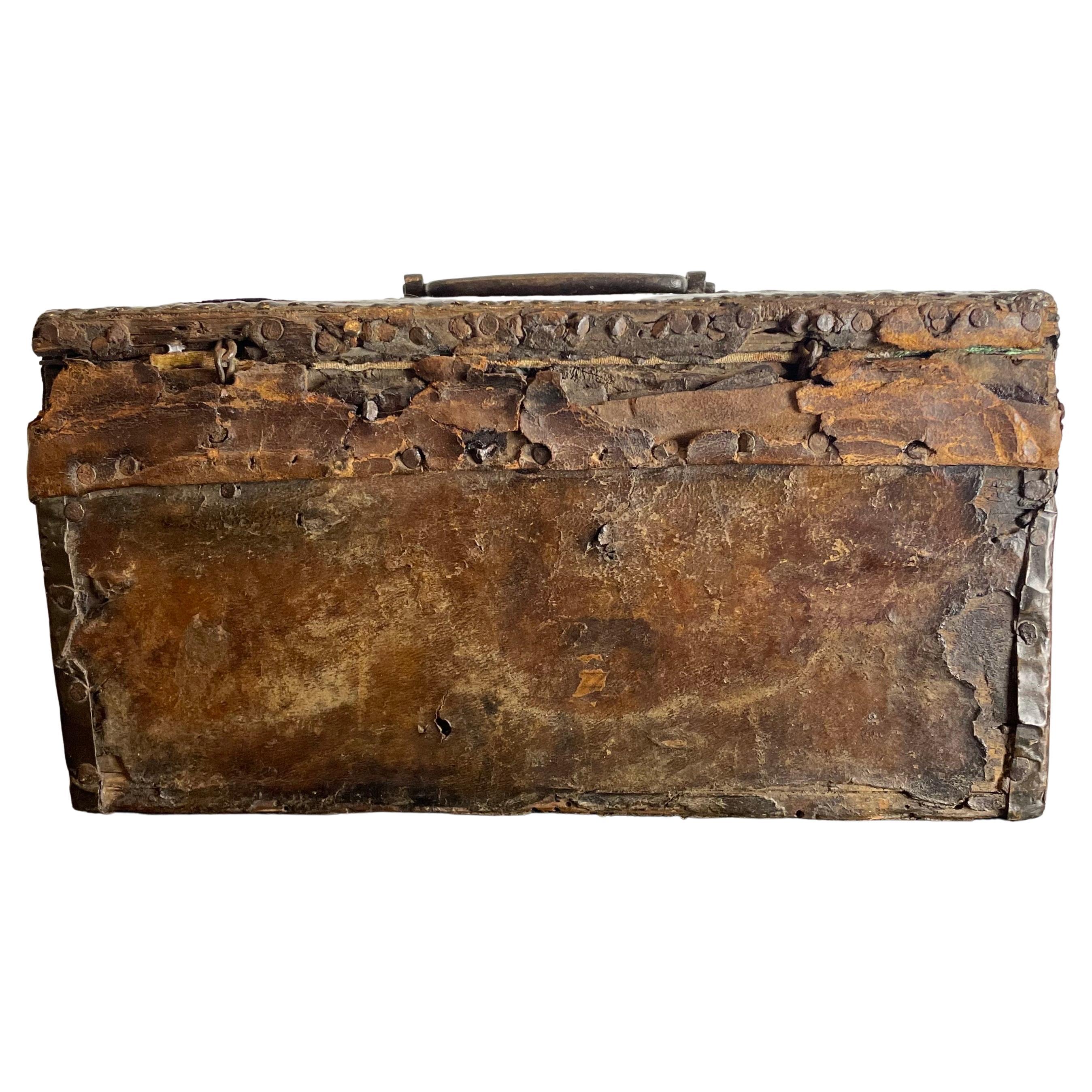 French Louis XIV Messenger Box in Leather Wrapped Wood - France - 17th 18th For Sale 5