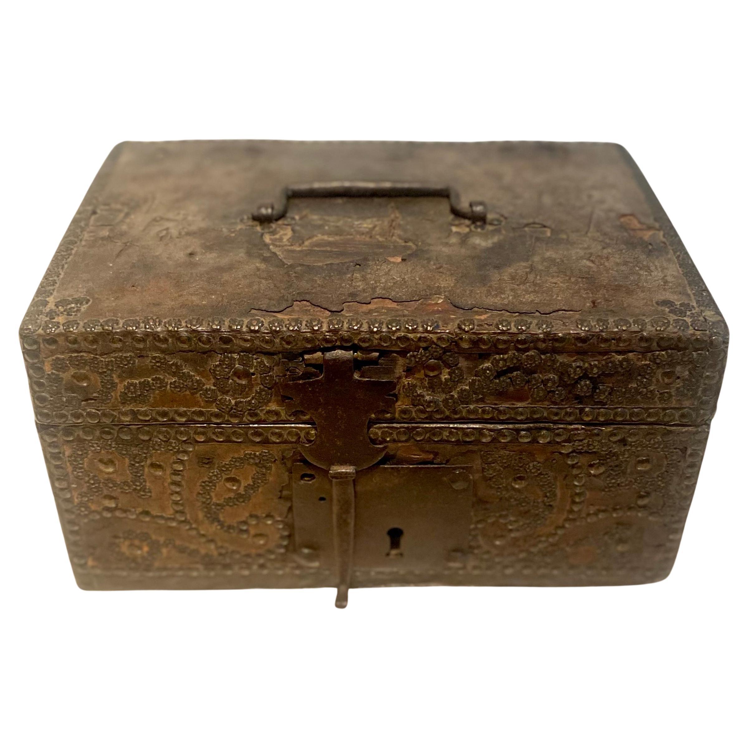 Wonderful messenger box from the Louis XIV period, late 17th early 18th century.
This pretty box is made of leather-wrapped wood decorated with copper nails forming scrolls and flowers on the front of the box. Some nails are themselves in the shape