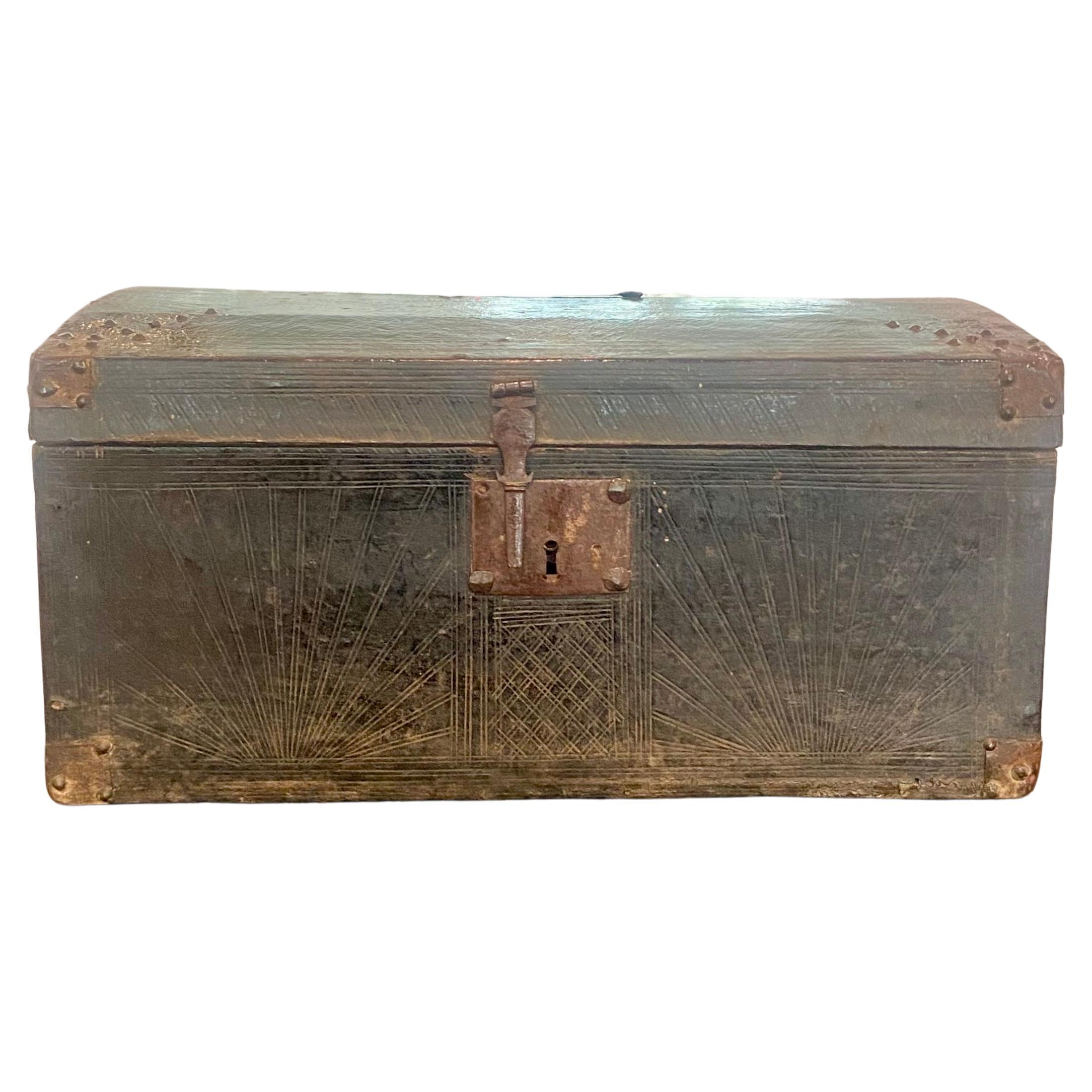 Rare Louis XIV period messenger box, Late 17th Early 18th century, in wood sheathed in black-tinted leather with a radiant sun motif.
This solar decoration is certainly a reference to the 