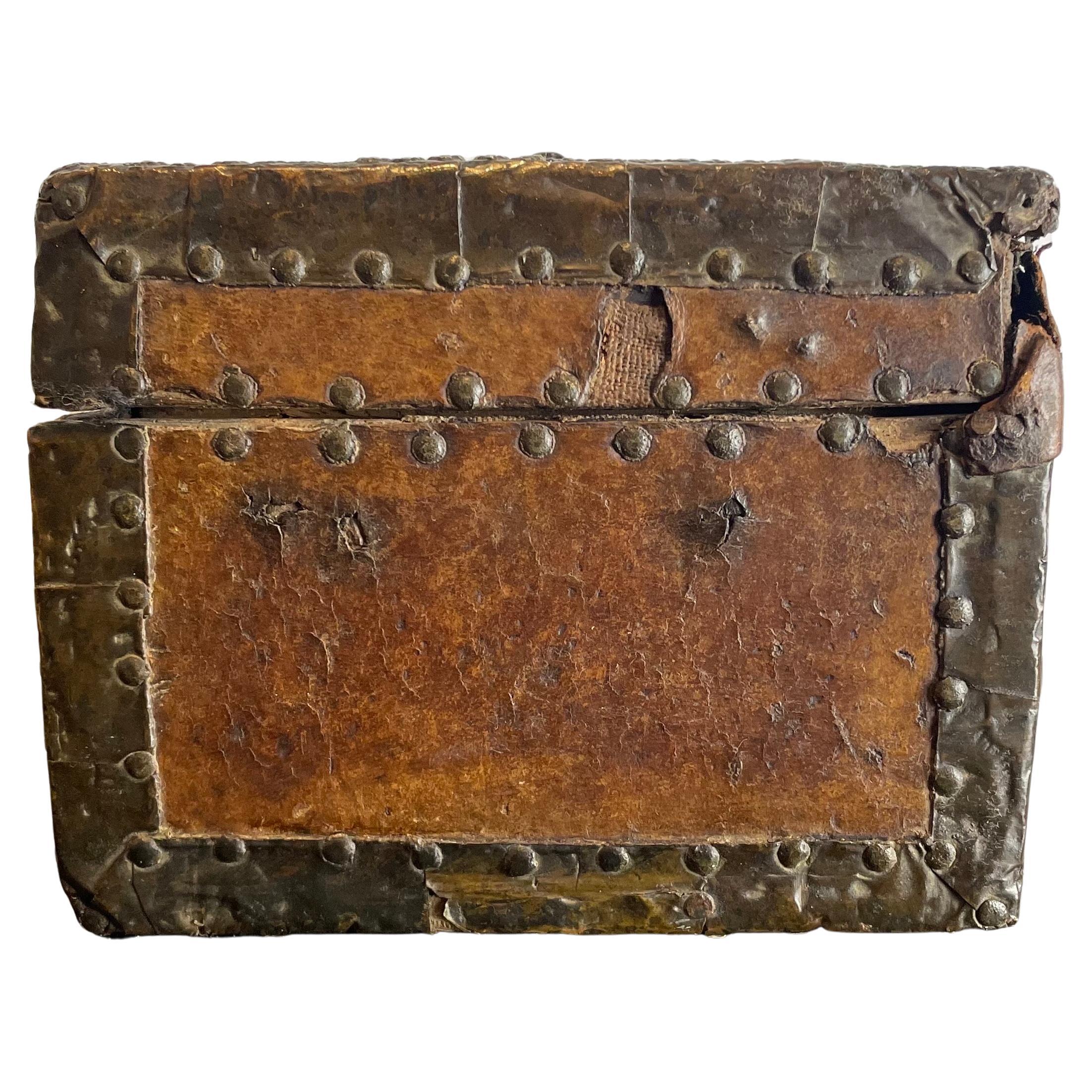 Boîte de messageries française Louis XIV en bois enveloppé de cuir - France - 17e 18e siècle en vente 2