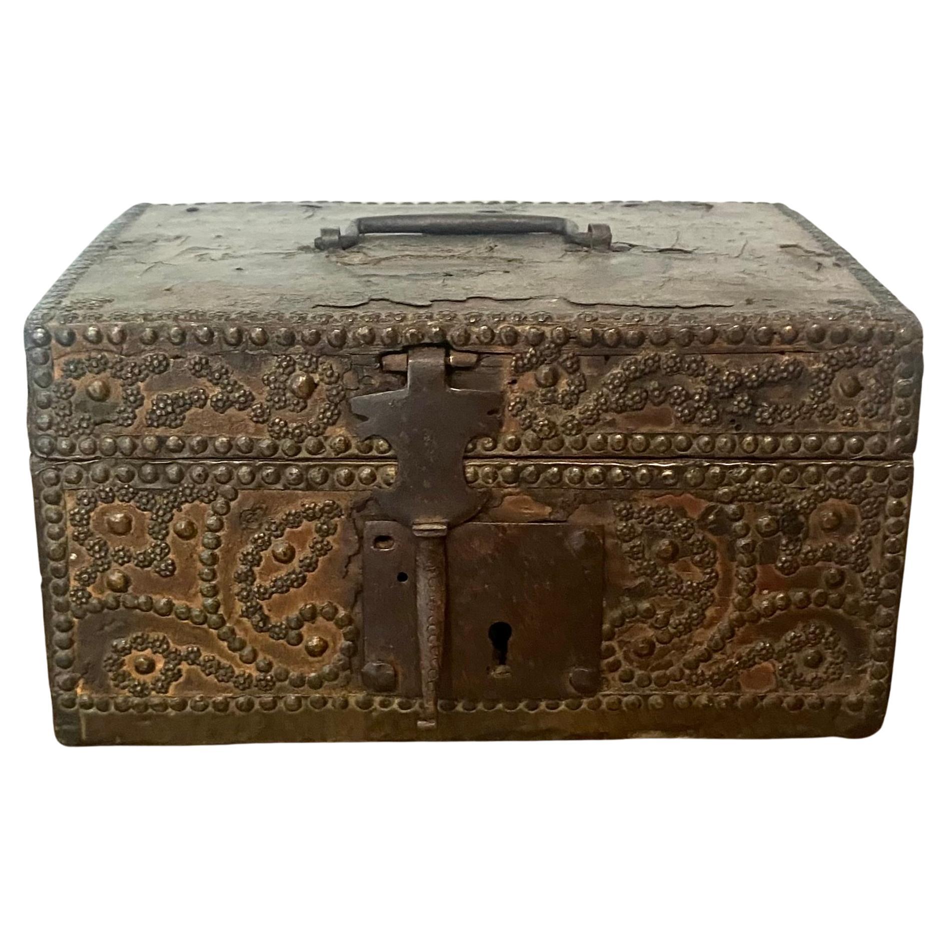 French Louis XIV Messenger Box in Leather Wrapped Wood - France - 17th 18th For Sale