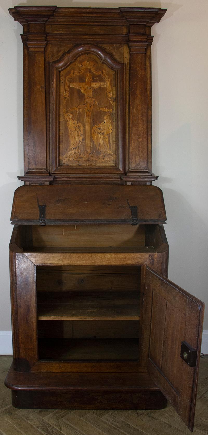 Wunderschönes Oratorium aus Eichenholz aus der Zeit Ludwigs XIV. Der untere Teil bildet ein Klapppult, hat eine Tür mit den ursprünglichen Scharnieren und ruht auf einem Podest. Im oberen Teil besteht der Giebel aus einer außergewöhnlichen