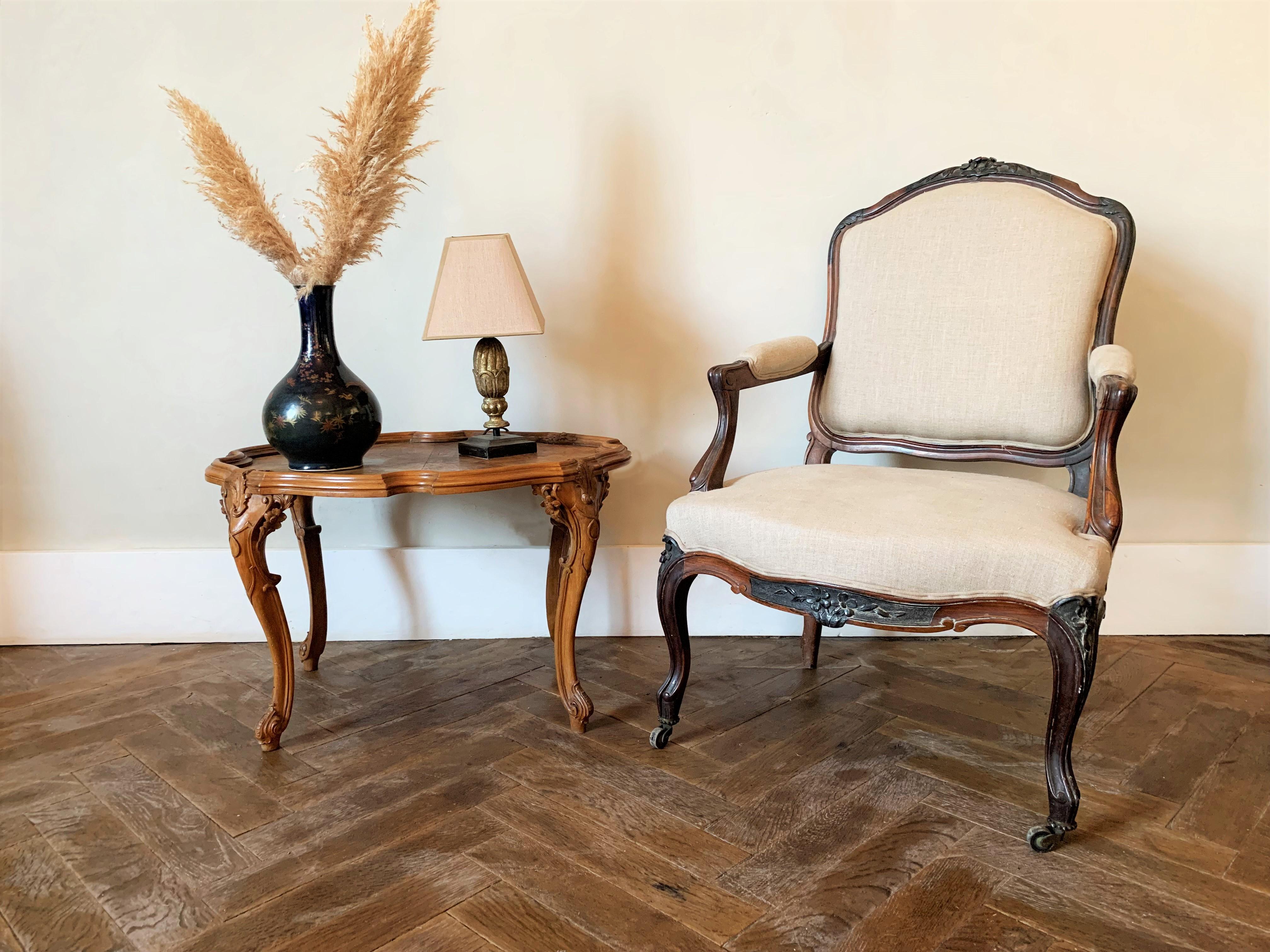 Bois Fauteuil Louis 15 « Fauteuil à la Reine » du 19ème siècle en vente