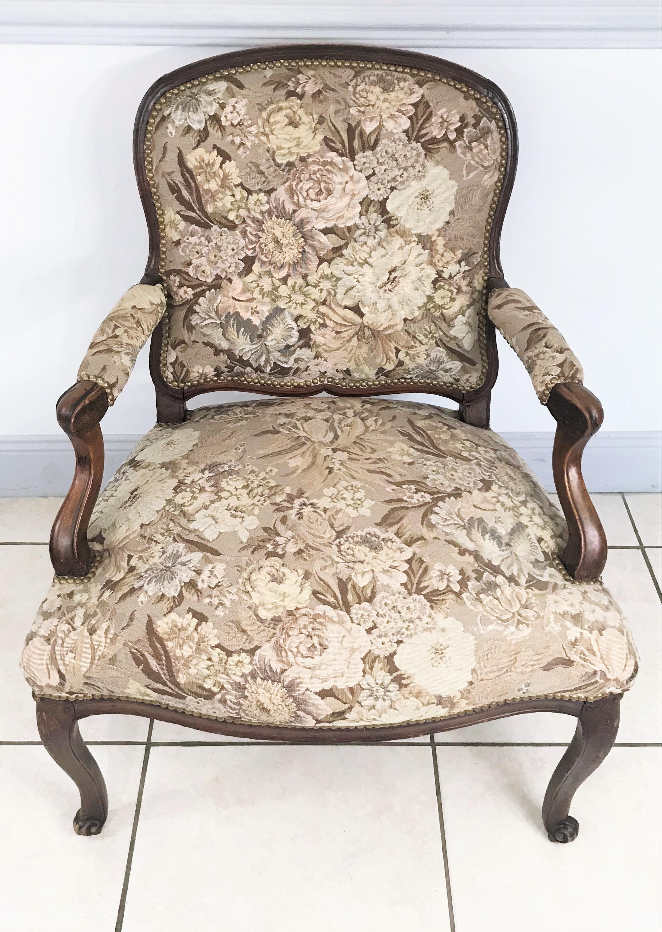 Beau fauteuil d'époque Louis XV recouvert d'une tapisserie à motifs floraux. Les fauteuils ont un mouvement sobre et élégant de ses accotoires ainsi que de ses pieds arqués.
France
vers 1750.