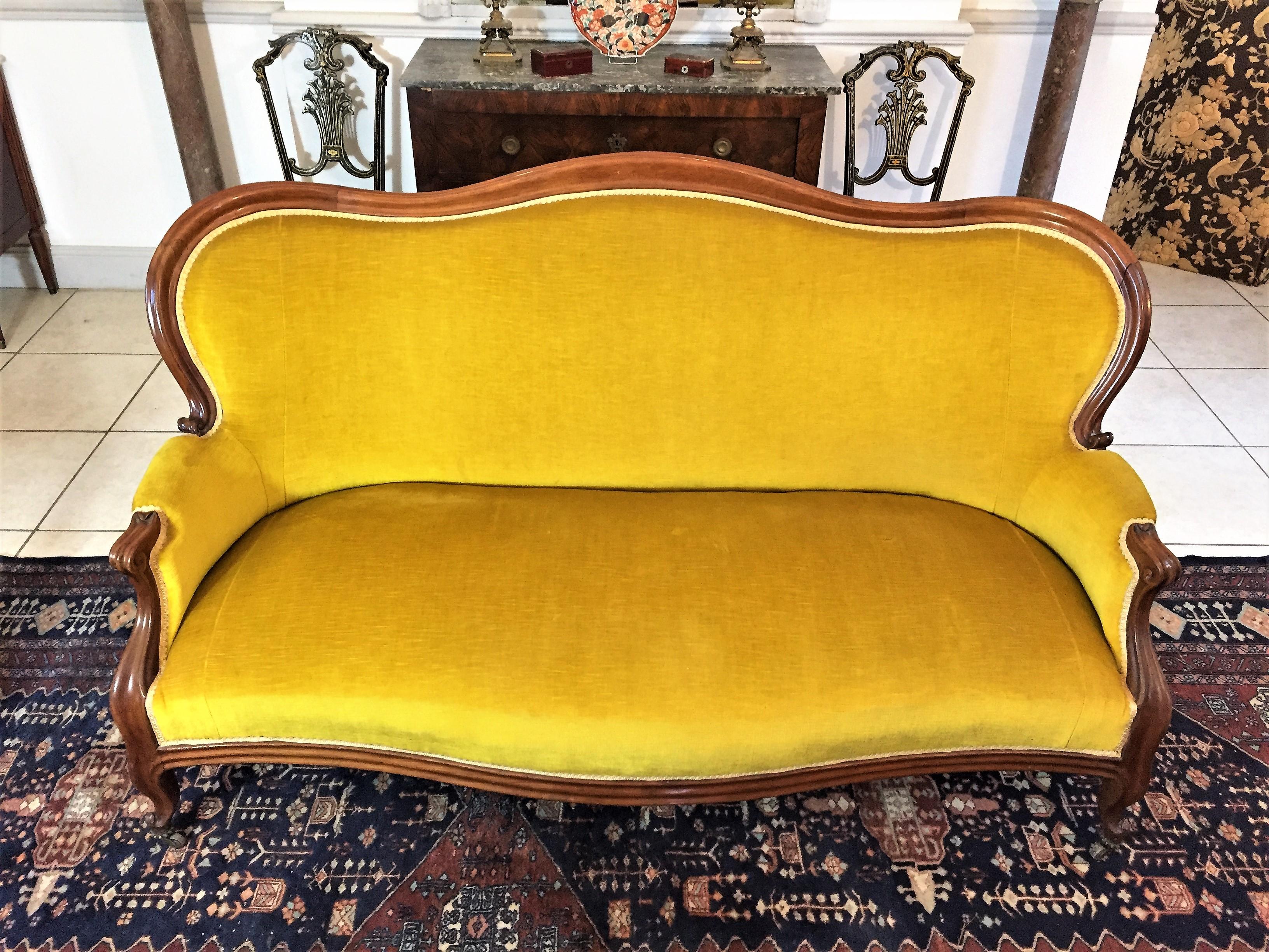 Beautiful mahogany three places sofa of the Louis-Philippe period upholstered with yellow velvet fabrics. The curved legs are mounted on bronze wheels.
Very good condition, very stabile seat, slight wear on the velvet.
France,
Mid-19th century.
 