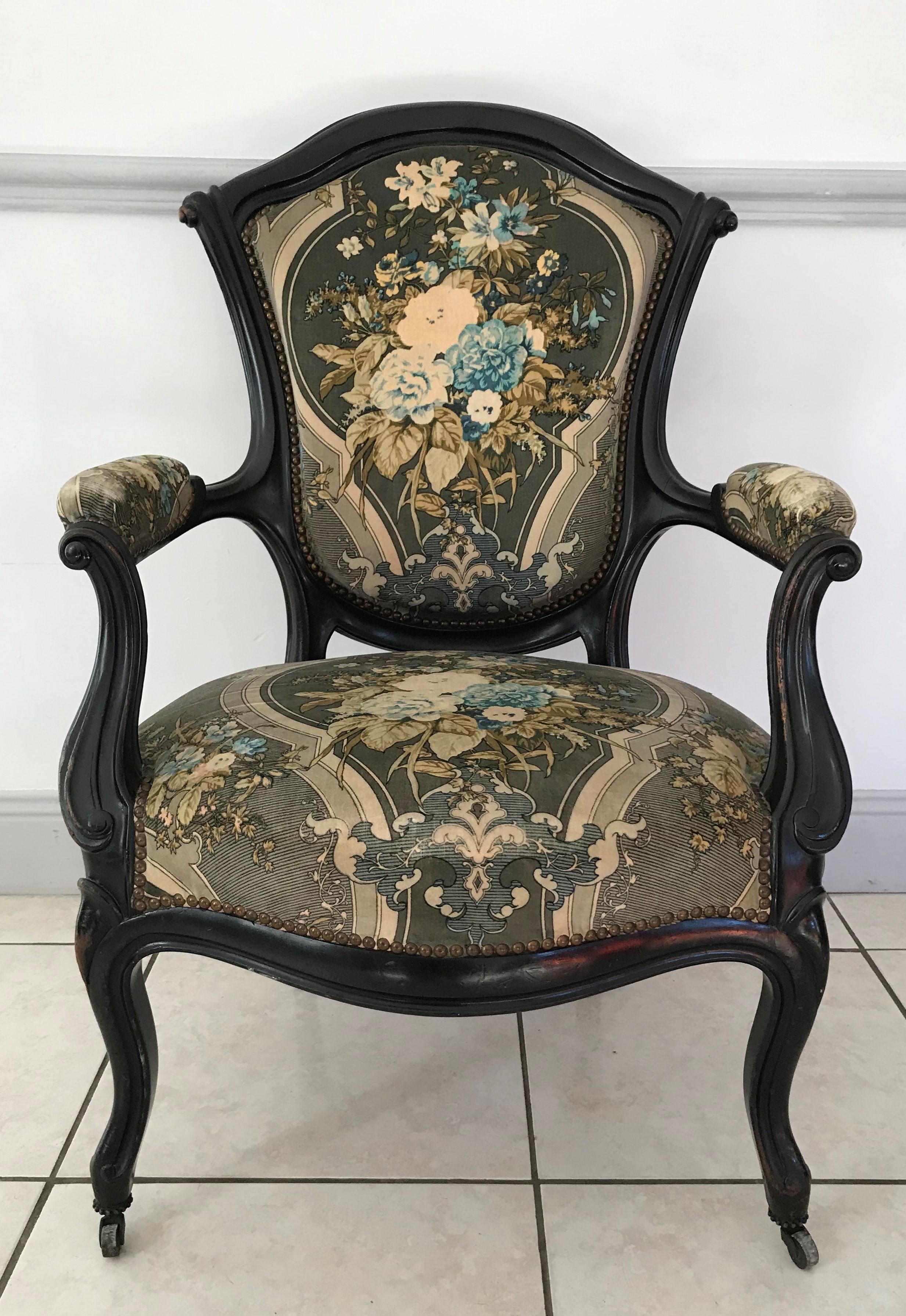 Beautiful Napoleon III period living room in blackened wood garnished with a velvet decorated with bouquets of flowers, including a bench and two armchairs. The very original movement of the so-called 