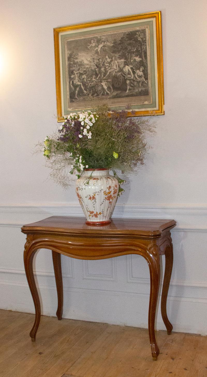 Beautiful mahogany flip top card table forming a console when folded. The board in playing position is covered with a green felt finished with a braid and rests on an elegant Louis XV style base.
Napoleon III period,
circa 1860