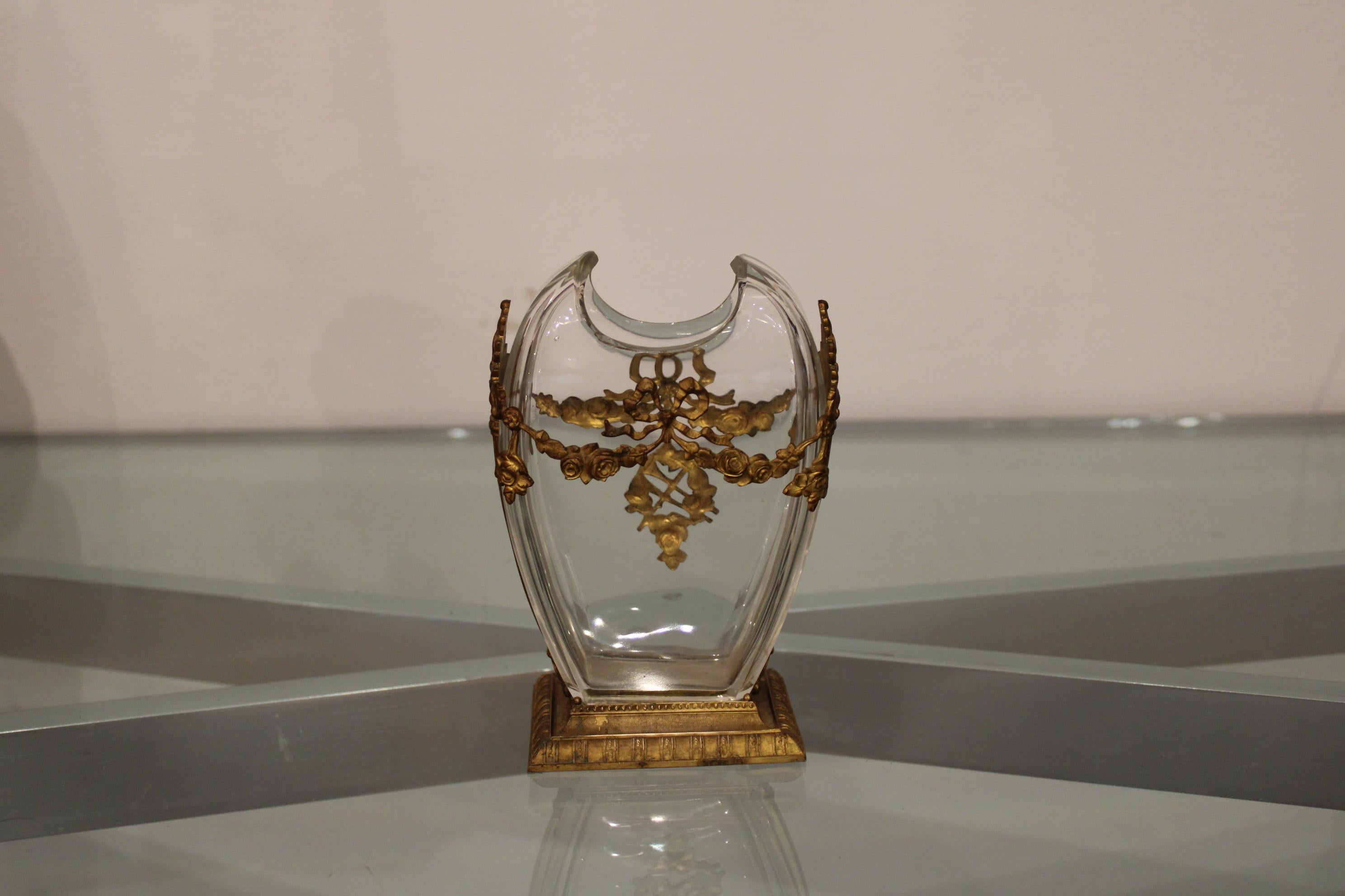 Louis 16 style vase, in glass and gilded metal. 
Circa 1900

Measures: height 16 cm
11 x 7 cm
base 7 x 9 cm.
 