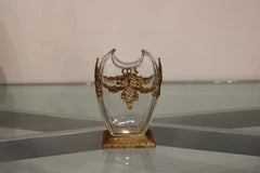 Vase de style Louis 16, en verre et métal doré