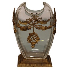 Vase de style Louis 16, en verre et métal doré