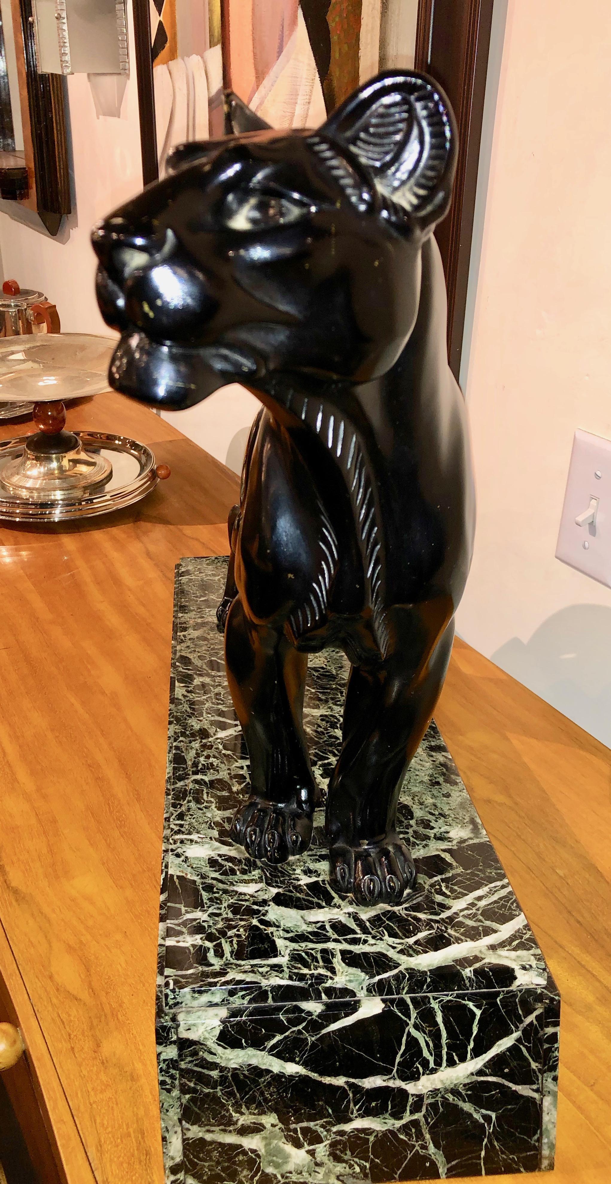 Äußerst seltene Bronzeskulptur eines schwarzen Panthers von Louis Albert Carvin, um 1930. Dies ist ein Beispiel für den reinen kubistischen Stil in schwarzer Patina, das einen Panther zeigt, der groß und stolz ist. Diese grimmige Katze hat eine