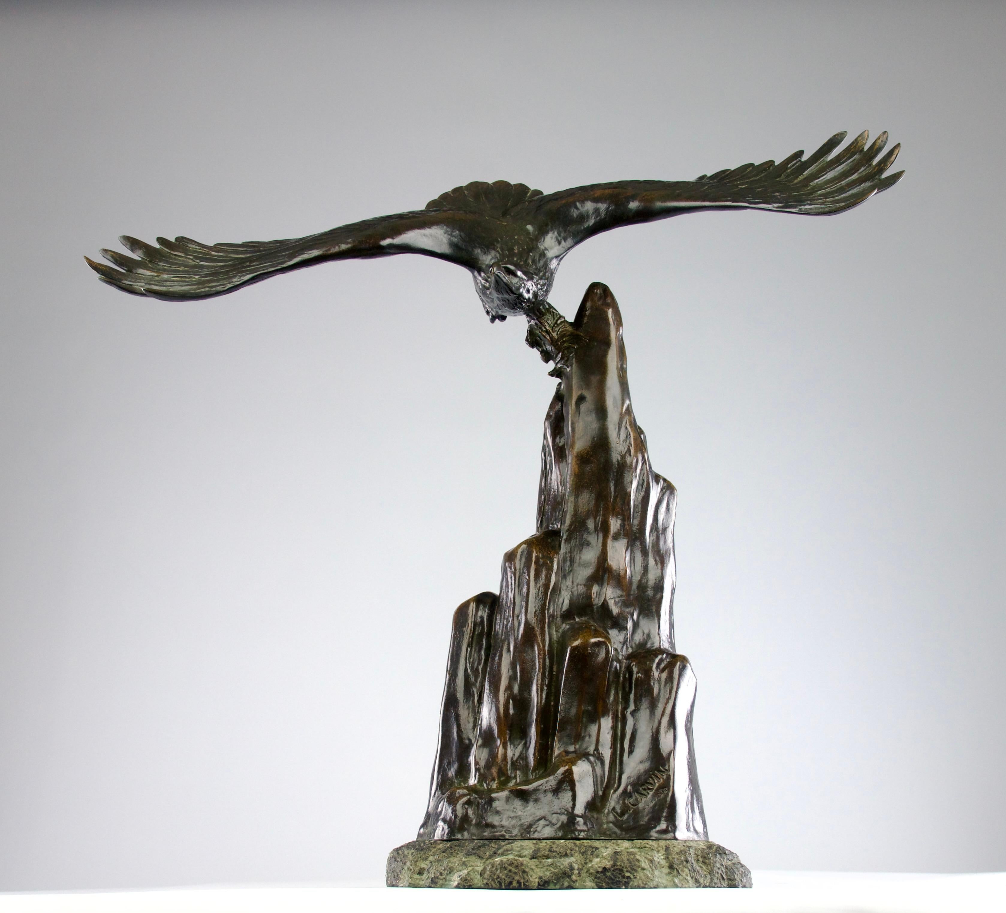 Absolut exquisite Bronzeskulptur von Louis-Albert Carvin, herausgegeben von der Gießerei R. Patrouilleau im Frankreich der 1920er Jahre. Lebendige Darstellung eines Adlers, der von einem Berg startet. Die Skulptur ist vom Künstler und Herausgeber