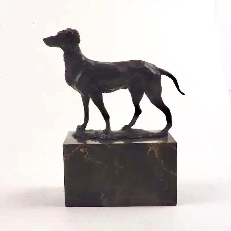 Sculpture en bronze de Louis-Albert Carvin signée sur la base, représentant un chien en position d'alerte, modelé avec une finition texturée et des traits faciaux fins, vieillie à une belle patine brune et se tenant fièrement sur un socle en marbre