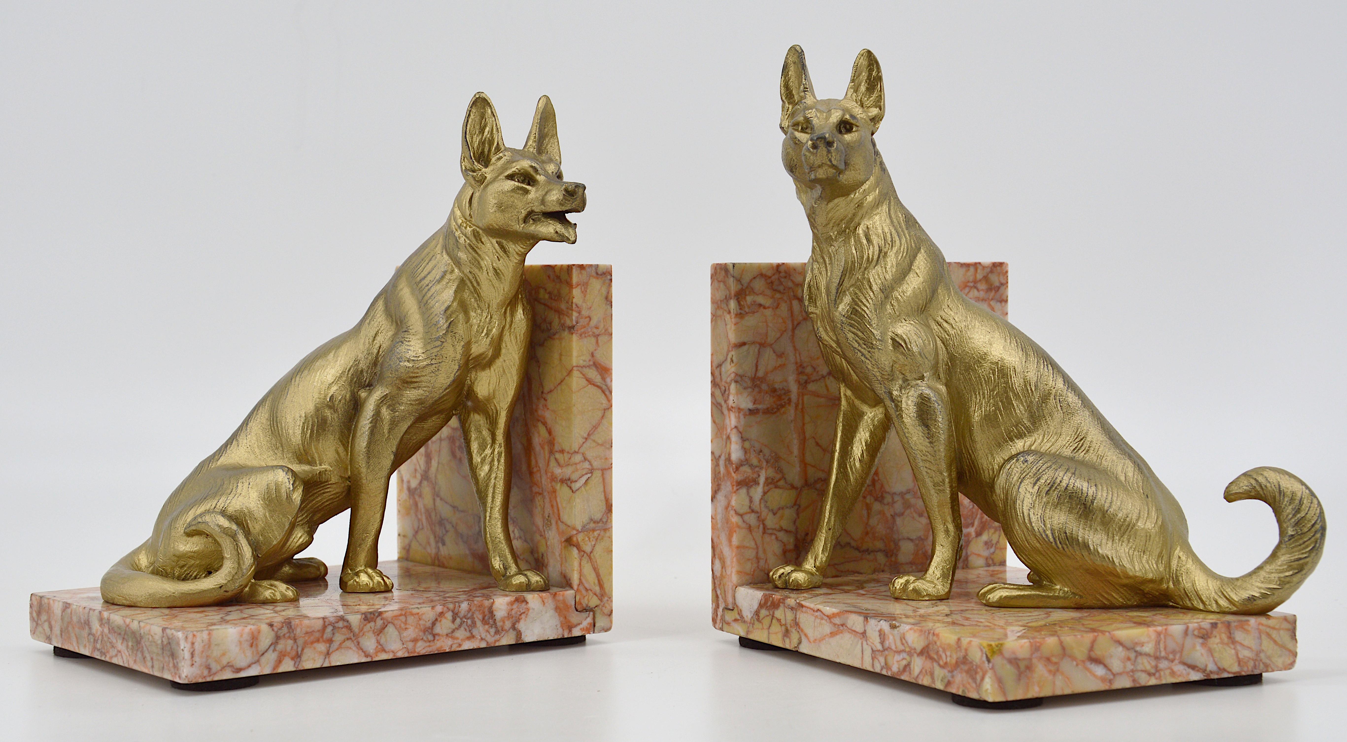 Französische Art-Déco-Buchstützen von Louis-Albert Carvin, Frankreich, um 1930. Deutsche Schäferhunde. Hunde aus vergoldetem Zinn. Marmorsockel. Maße: Höhe 19cm (7.5