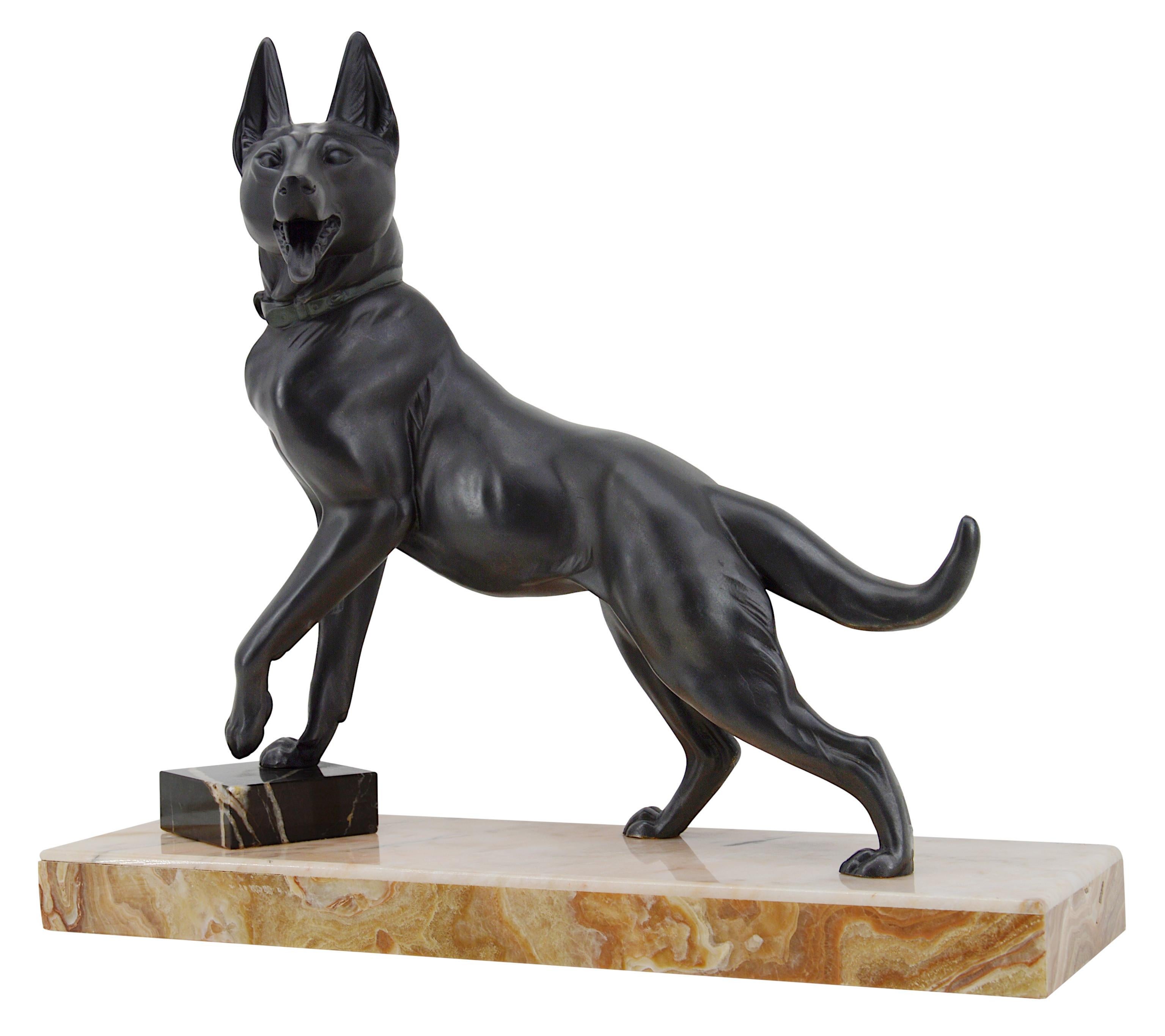 Erstaunlich große Skulptur eines deutschen Schäferhundes von Louis-Albert Carvin, Frankreich, ca. 1930. Zinn, Marmor und Onyx. Spelter Hund. Sockel aus Marmor und Onyx. Höhe: 43 cm (16,9