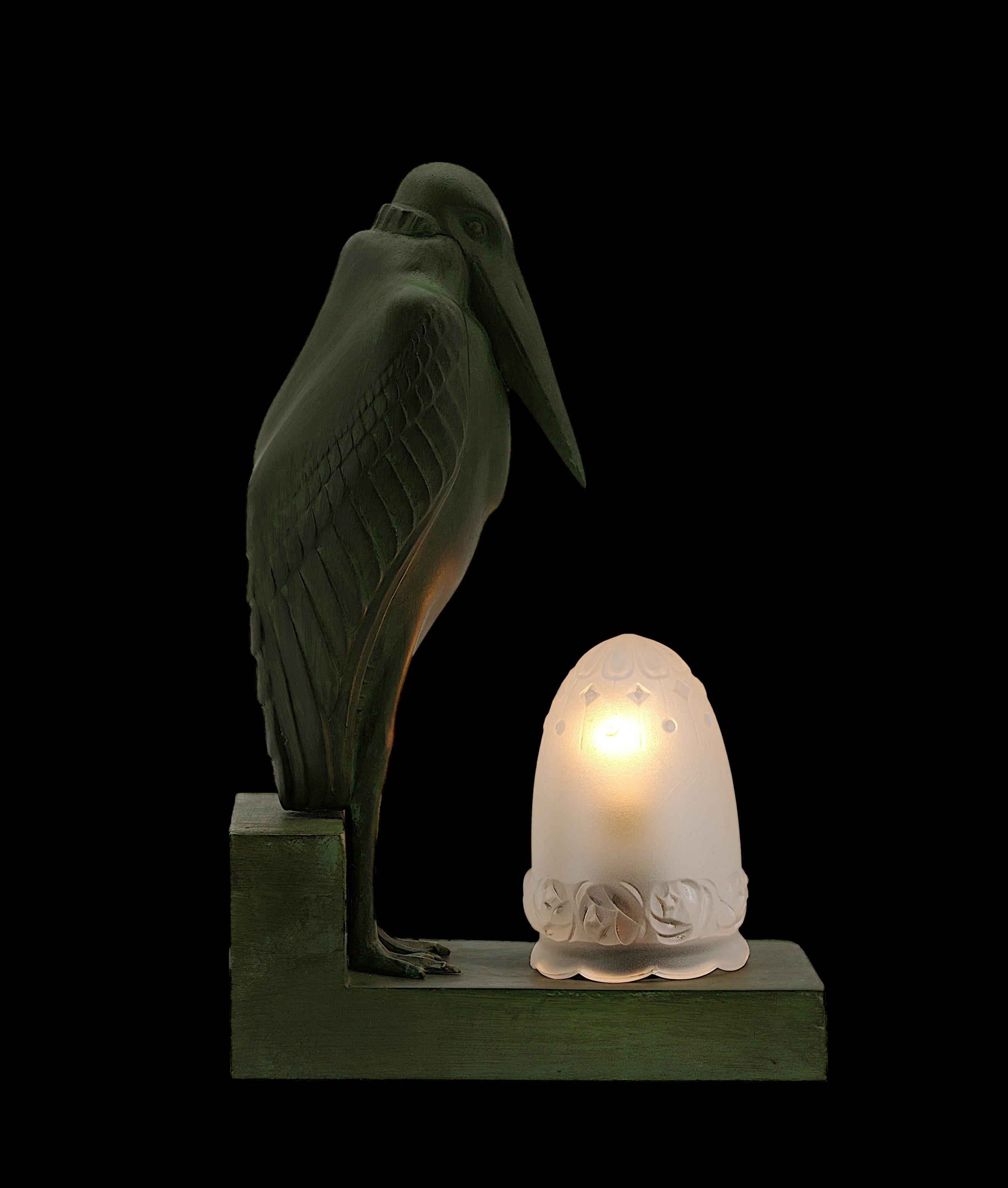 Rare lampe de table ou veilleuse en forme de sculpture de marabout par Louis-Albert Carvin, France, années 1920  Spelter & Frosted Glass (verre dépoli).

Rare et exquise lampe de table ou veilleuse de style Art déco français conçue dans les années